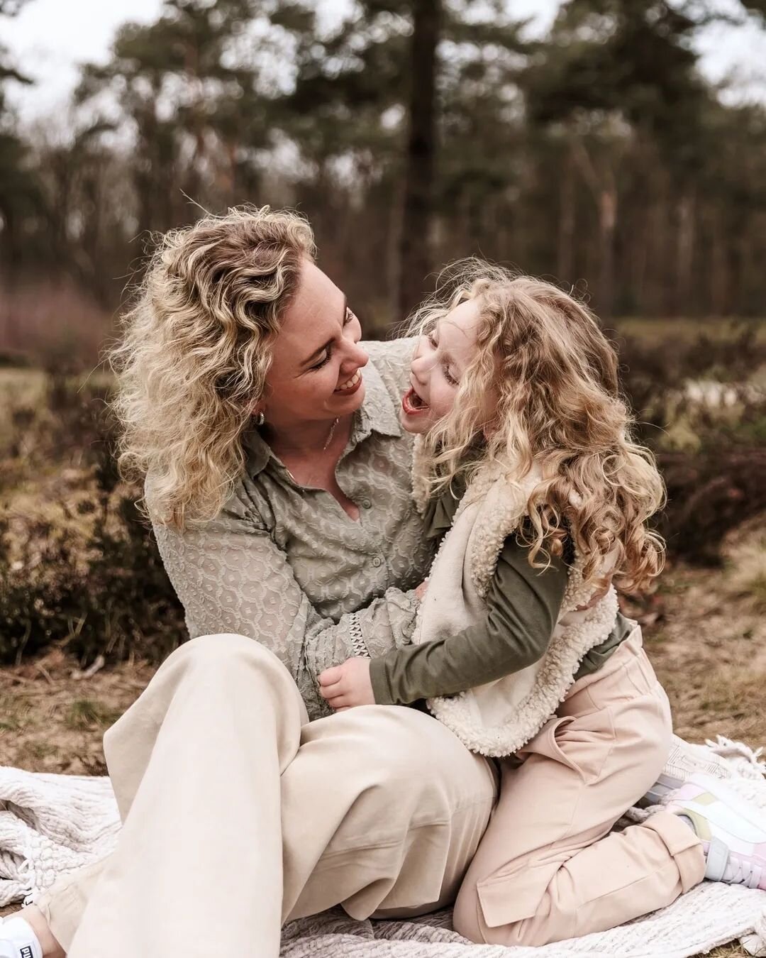 📸✨ Daar waren we, op een mooie locatie, klaar voor een mooie gezinsshoot. De temperatuur was goed, het stikte er van de mensen. We zochten een rustig plekje om te spelen en de foto's te maken. Maar zoals bij elke fotosessie, doen de kinderen vooral 