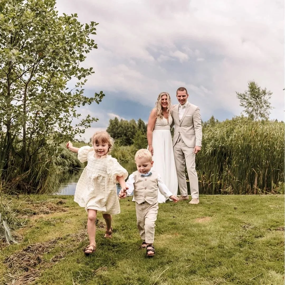 🌧️ Een Bruiloft met code geel 🌧️

Sommige dagen lopen net even anders&hellip; Begin juli, code geel, een flinke storm en regenbuien. Maar dit bruidspaar? Ze gingen er vol voor. 💪

Het schema werd continu aangepast, maar met hun energie en liefde m