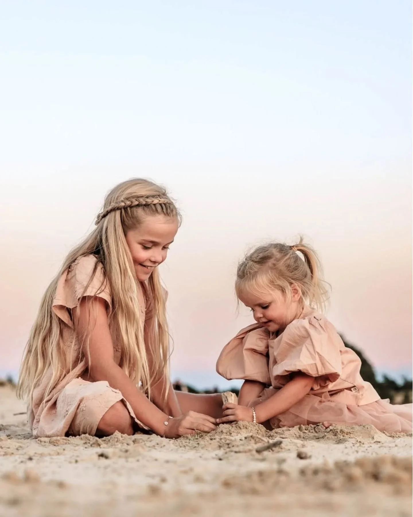 Zo ziet een gezinsshoot er bij mij uit.

Geen stilzitten of lachen naar de camera. Gewoon samen op pad, bewegen en samen iets doen: spelen in het zand, een knuffel tussendoor, stoeien, rennen, etc.

Tijdens deze fotoshoot in het avondlicht deden ze p