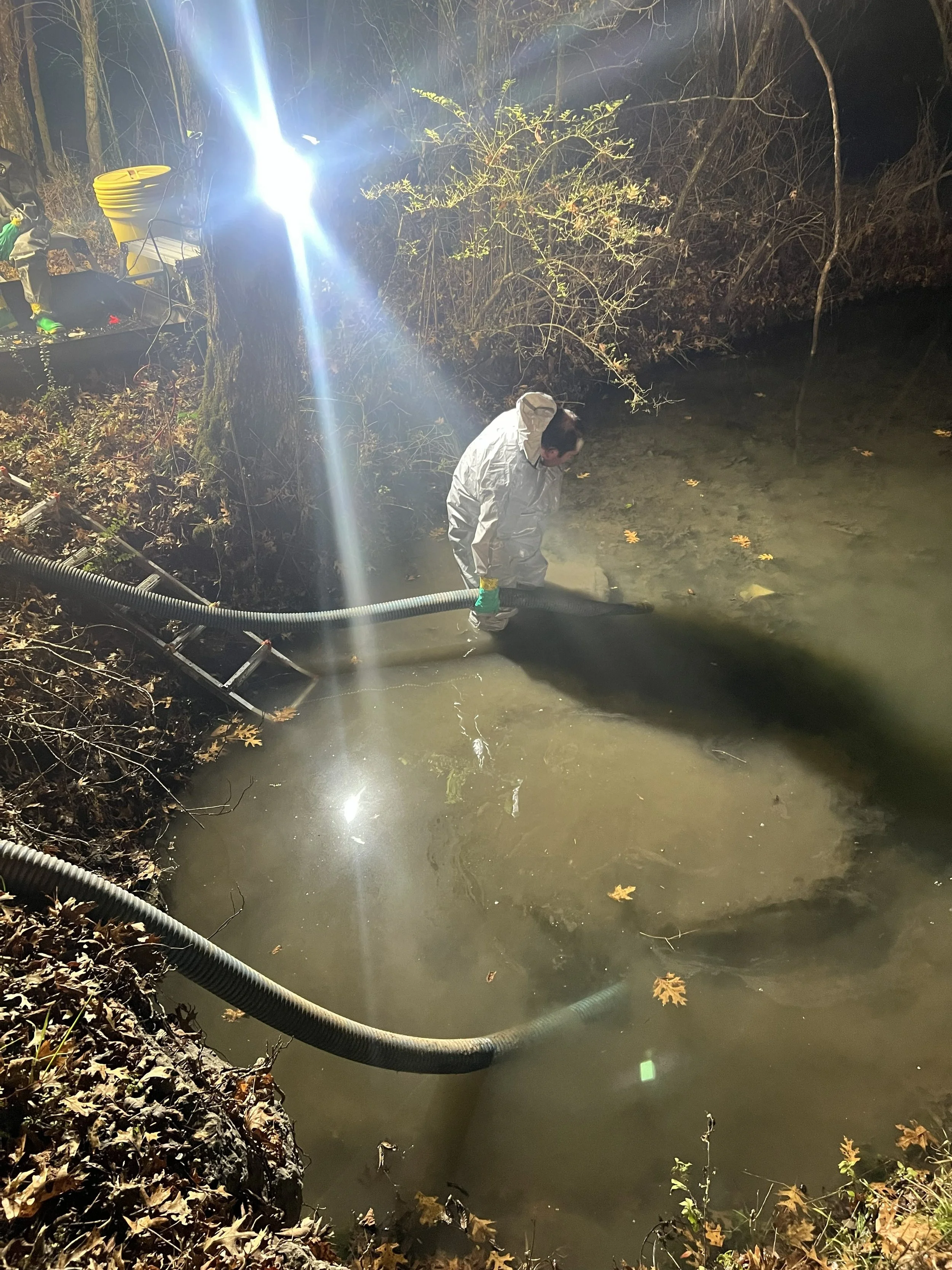 Waterway Containment & Environmental Response Supporting environmental incidents involving wastewater releases, contaminated runoff, surface water impacts, and emergency recovery operations.