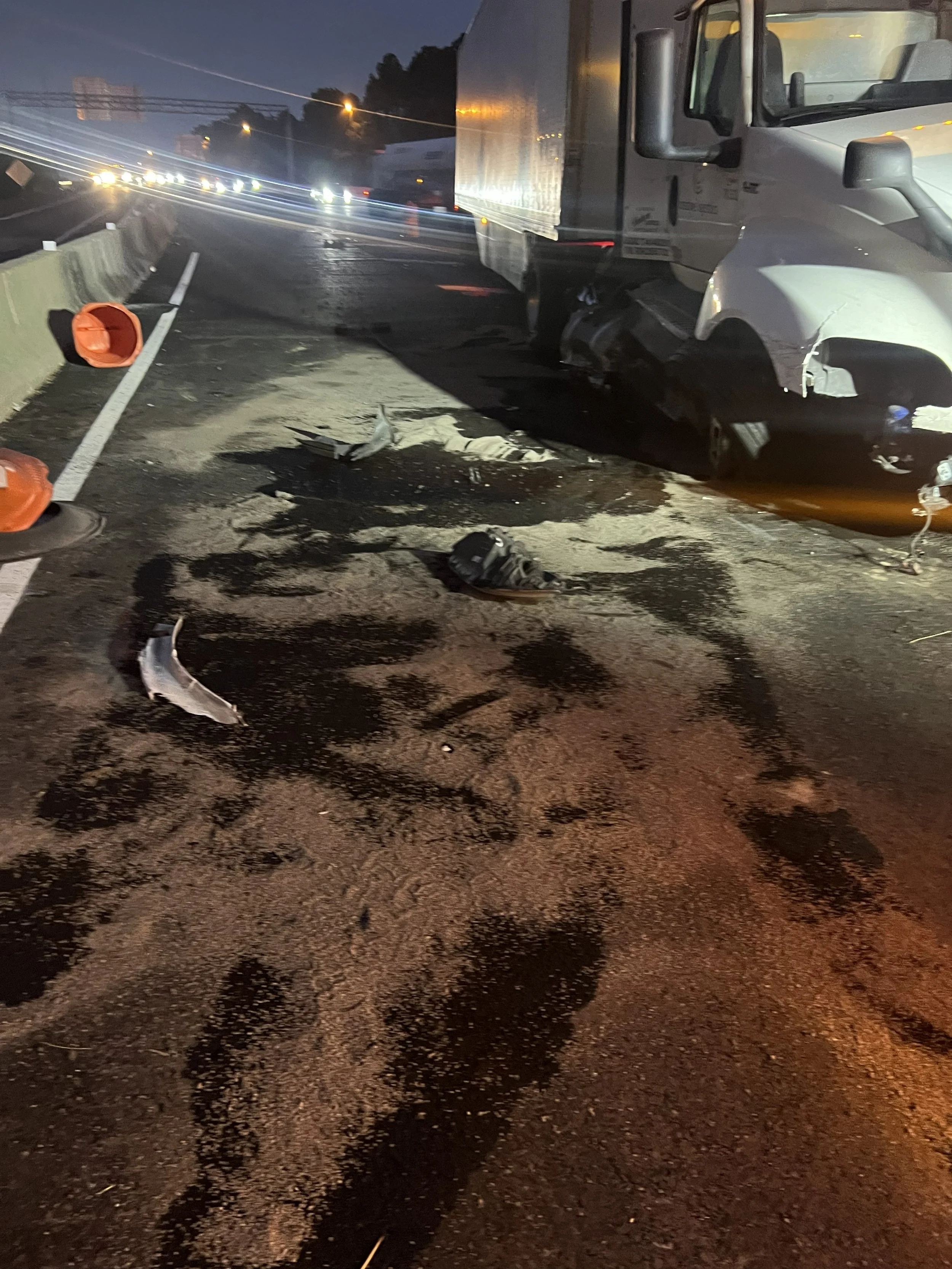 Highway Fuel Spill Response & Environmental Protection
Emergency response operations supporting a commercial vehicle accident involving fuel and fluid releases, roadway contamination, and environmental protection measures.