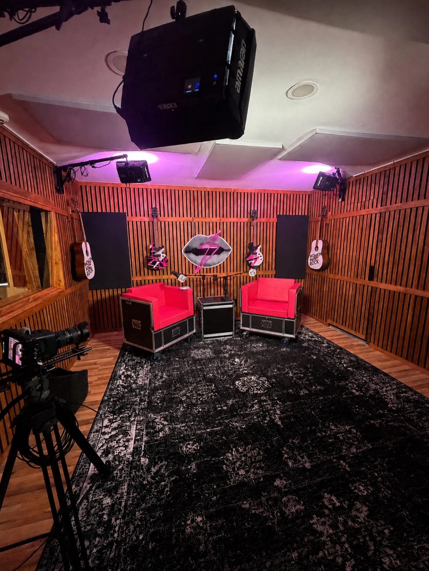 The chairs are ready. Now we want to hear from you. 🎙️⚡Who would YOU love to see sitting across from Melinda on Women Who Rock: The Podcast?

Legendary artists. Rising stars. Songwriters. Producers. Women changing the music industry.

Drop your drea