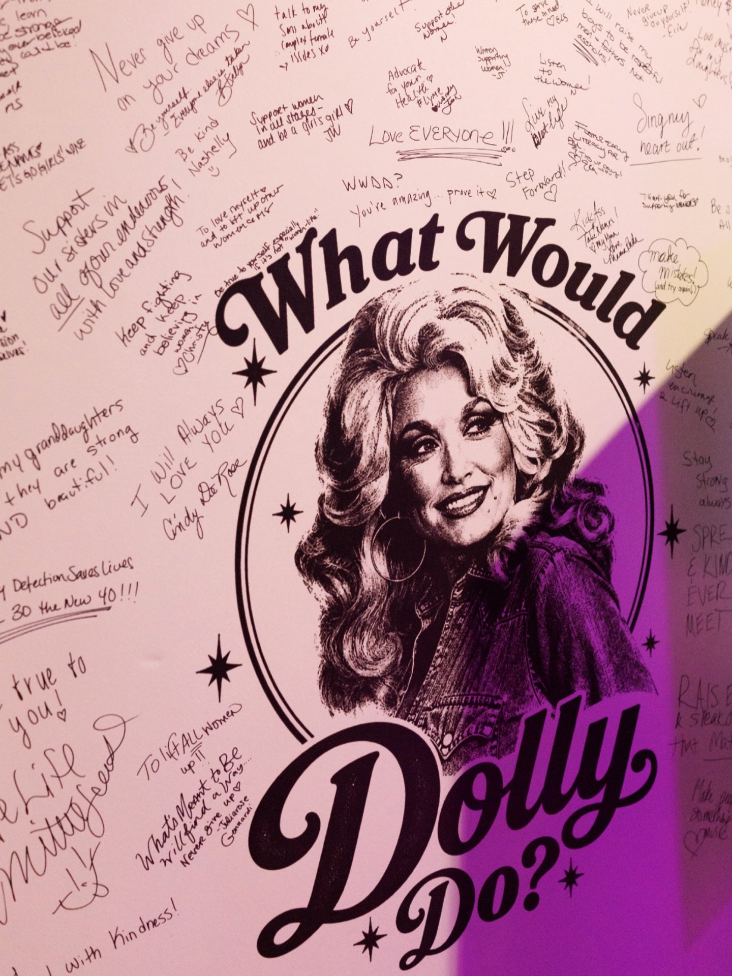 What would Dolly do? 💗

She&rsquo;d lead with kindness, lift other women up, and use her voice to make a difference.

One of our favorite activations from Saturday night&rsquo;s Women Who Rock Benefit Concert turned into something pretty powerful. O