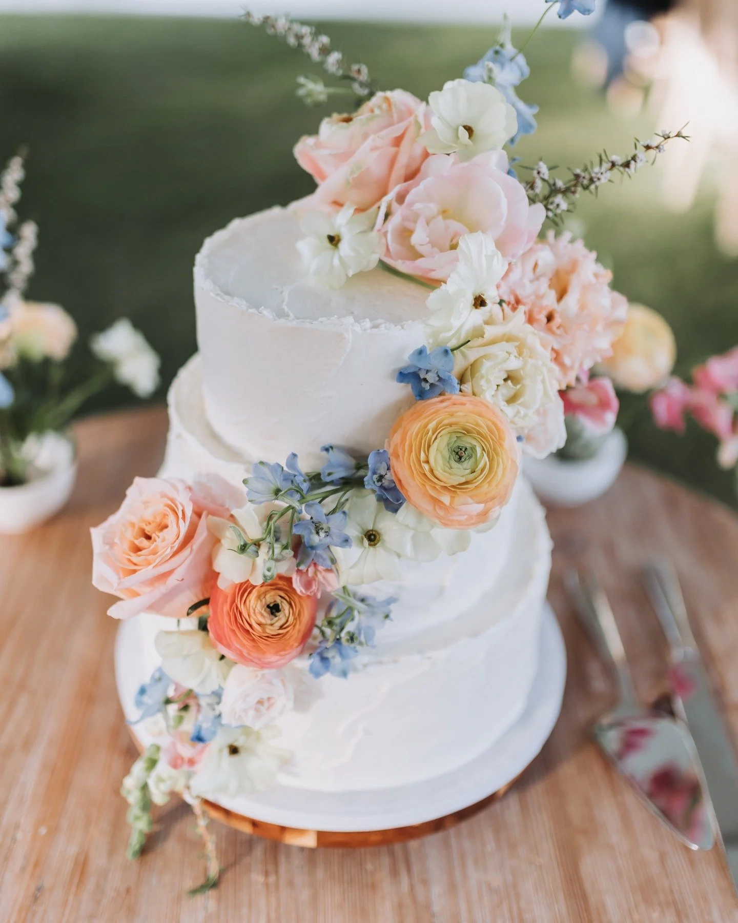 This cake deserves its own spotlight ✨

Soft buttercream, a dreamy cascade of fresh blooms by @serendipityfloraldesign, and just the right amount of whimsy&mdash;this beauty was almost too pretty to cut (almost).

A sweet showstopper for an even swee