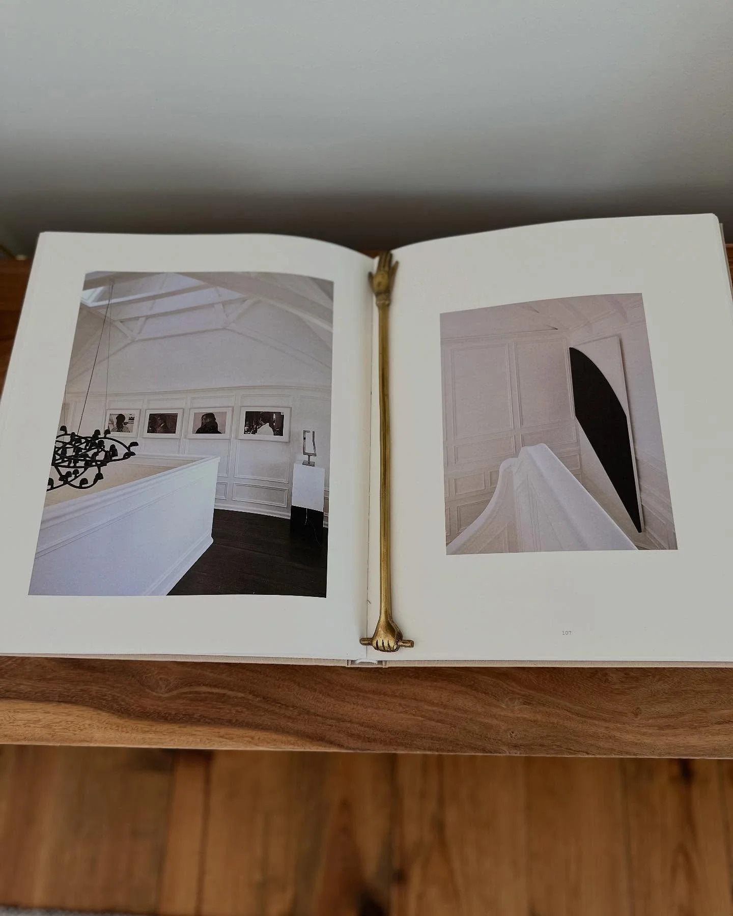 Beautiful coffee table books. ✨
.
.
.
#minimalist #scandicinterior #neutralhomedecor #neutralinteriors