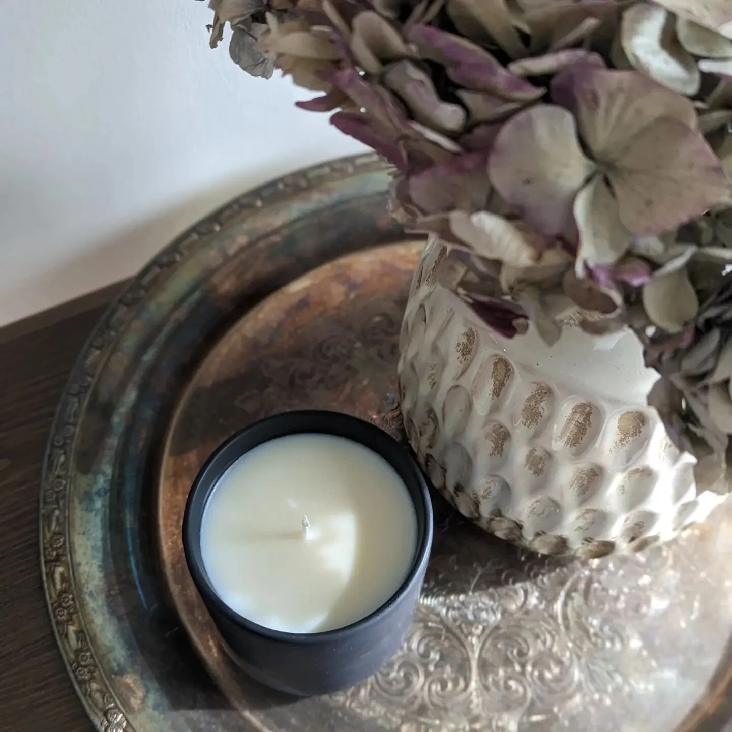 It's a warm, bright and sunshiny day around Nashville today!

Our Holden candle is meant to evoke the happy feelings one finds on a day like today.  Sugary citrus notes are anchored by earthy patchouli and lavender.  This one is a fan-favorite for go