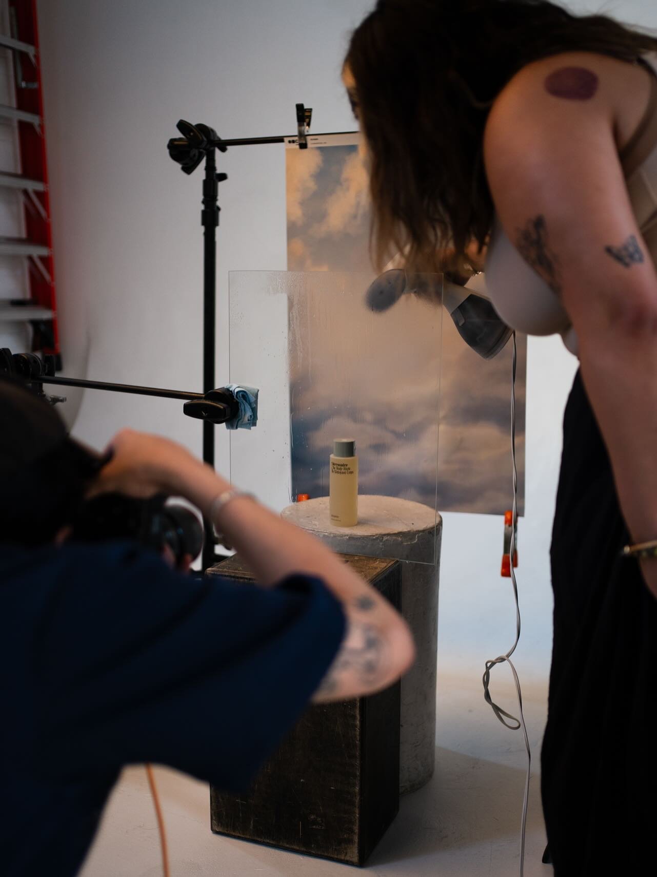 Behind the scenes of yesterday&rsquo;s collab post, go check it out to see the final result here by @tommyvobot &amp; @kehlly 

Beautiful product work, great light, and our equipment manager Daphne overseeing set safety 🐾

Wanna see more BTS content