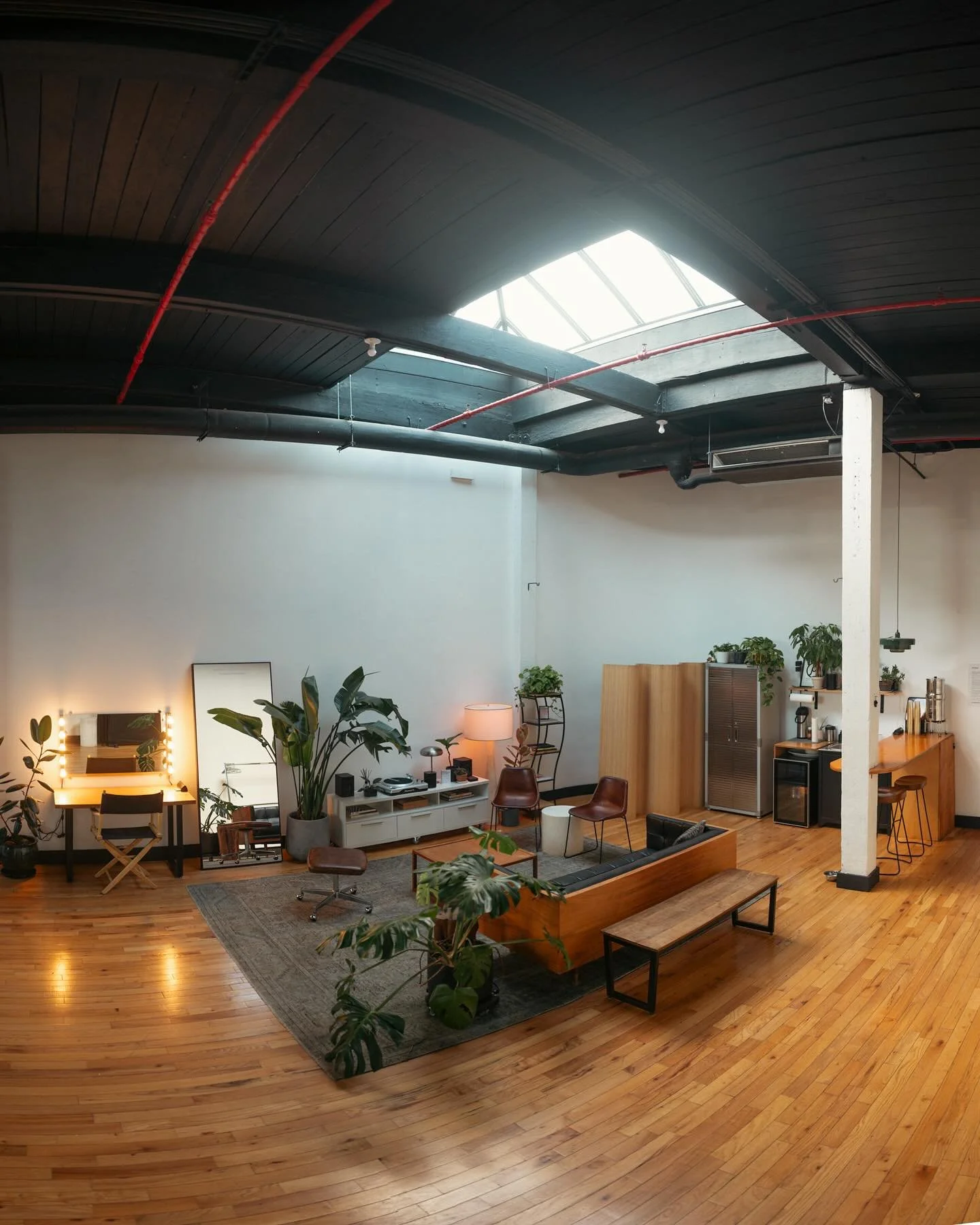 Cozy mornings at @betweenspace.studio