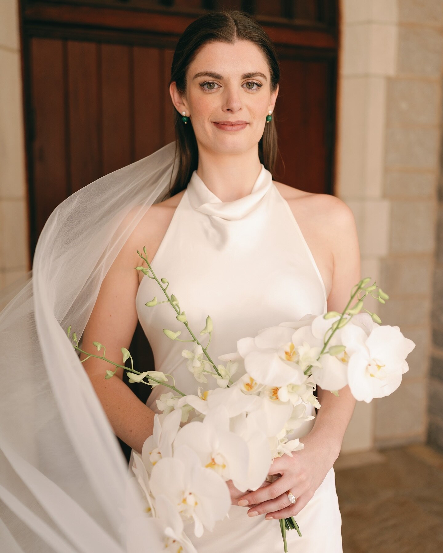 Not over Carly&rsquo;s minimalist look. My favorite kind of beauty. 

Photo @hellohelaine 

#naturalbeauty #bridalbeauty #elevatedhairandmakeup #weddinghairandmakeup #bridalhairandmakeup