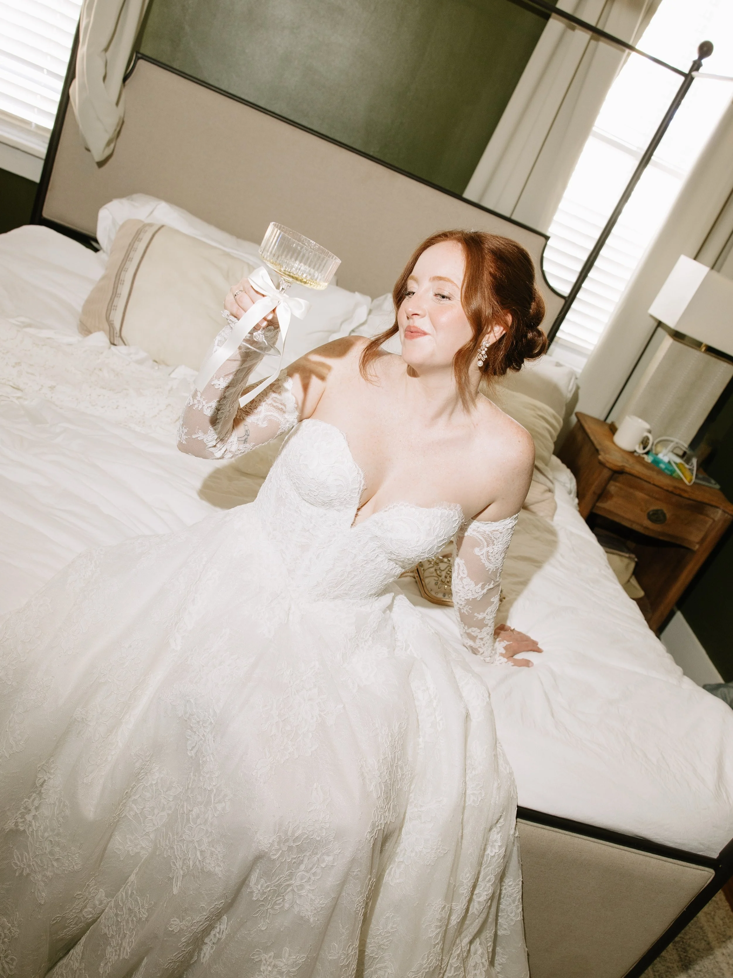 That &ldquo;I&rsquo;m a bride&rdquo; feeling ✨
The quiet little pause before the celebration begins.

@mandalynncoevents @lesliedeannphotography @twentyone.magazine @crucatering @freshweddings_chs @knotcha_average_contentcreator @charlestonblackcab @