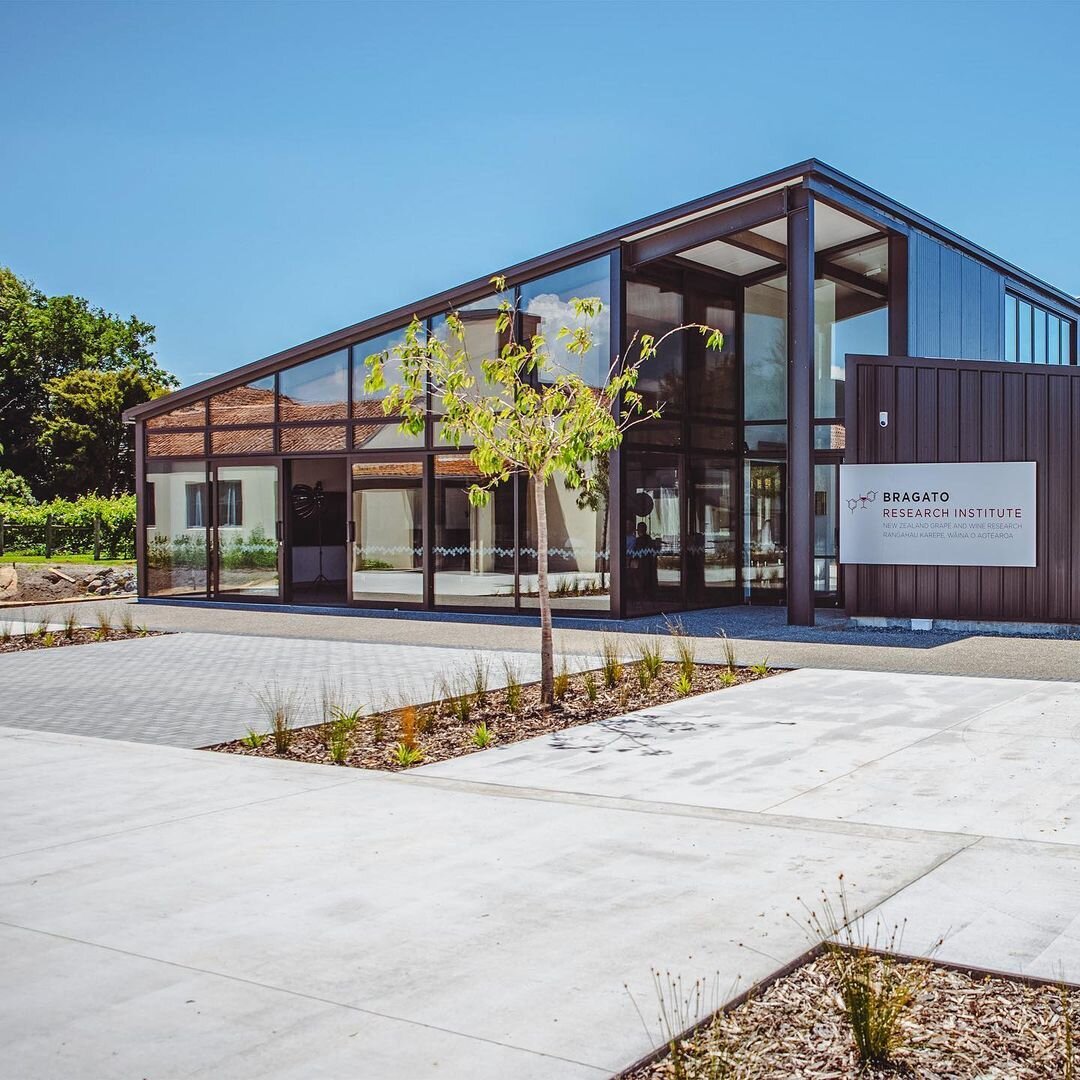Day two in Marlborough took us to the world-leading, Bragato Research Institute; Rangahau Karepe, Wāina O Aotearoa, a new hero in the New Zealand Fine Wine Story.

@Bragatoresearch, opening its doors in 2020, serves as a hub for trials and practical 