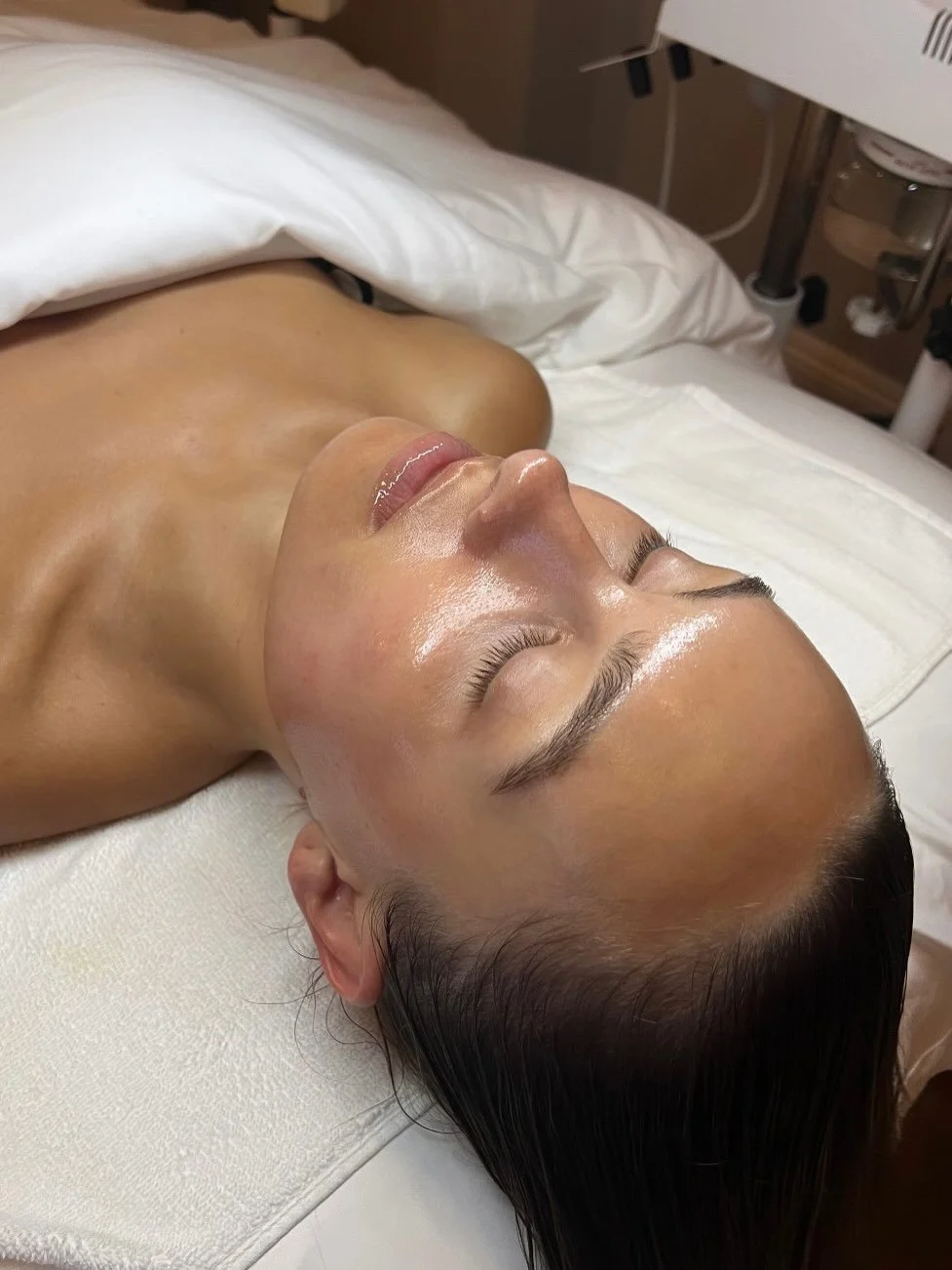 A little bit of this + that 🌀💙

juicy skin served 🪽 
cozy corners 
forever student of my craft
enzyme maxxing
learning from the best
equipment upgrades
doing what I love
the cleanser re-launch 🫧 
brides brides and more brides
spicule power
love n