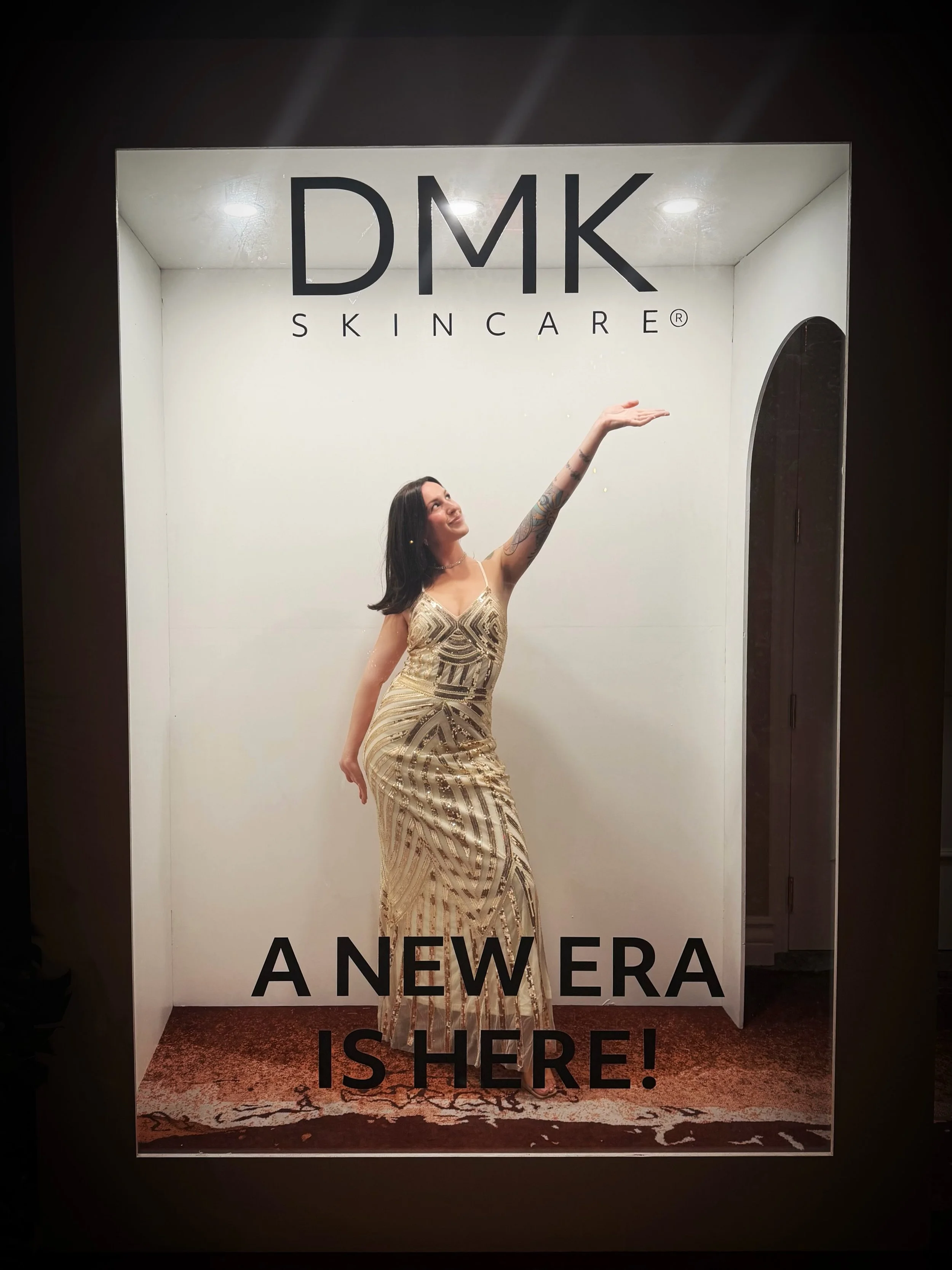 Thank you DMK @dmkinternational for an amazing conference weekend in Palm Springs! 🏜️❤️

Had to get a photo with Dann&eacute;, the founder and icon himself ✨

Educational classes all day. My fave 📚

Awards night 🪩

Retro tiki night 💚🌀

Sleek mod