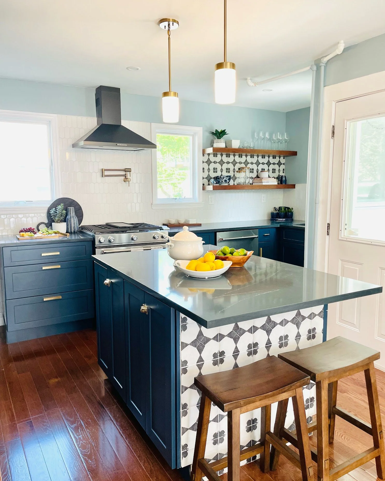 coastal cottage core kitchen,  soapstone look countertop, blue white black brass, Noel Gatts design hgtv, black and white tile, marine blue cabinets,