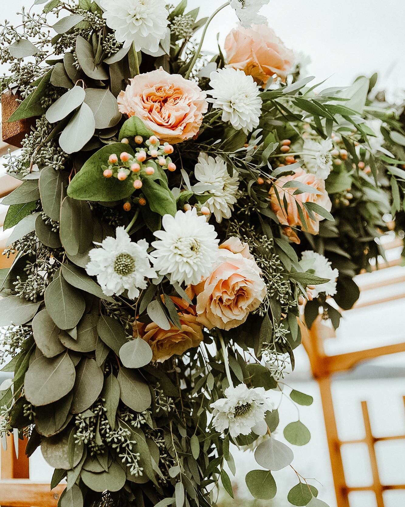 Peachy and white hues are for you! Totally vibing on this gorgeous arch from Kim and Tim&rsquo;s @alderbrookresort wedding. 📸 by @sullivanandsullivanstudios #weddingwednesday #weddingarch #weddingarches #pnwwedding #pnwweddings #weddinginspiration #