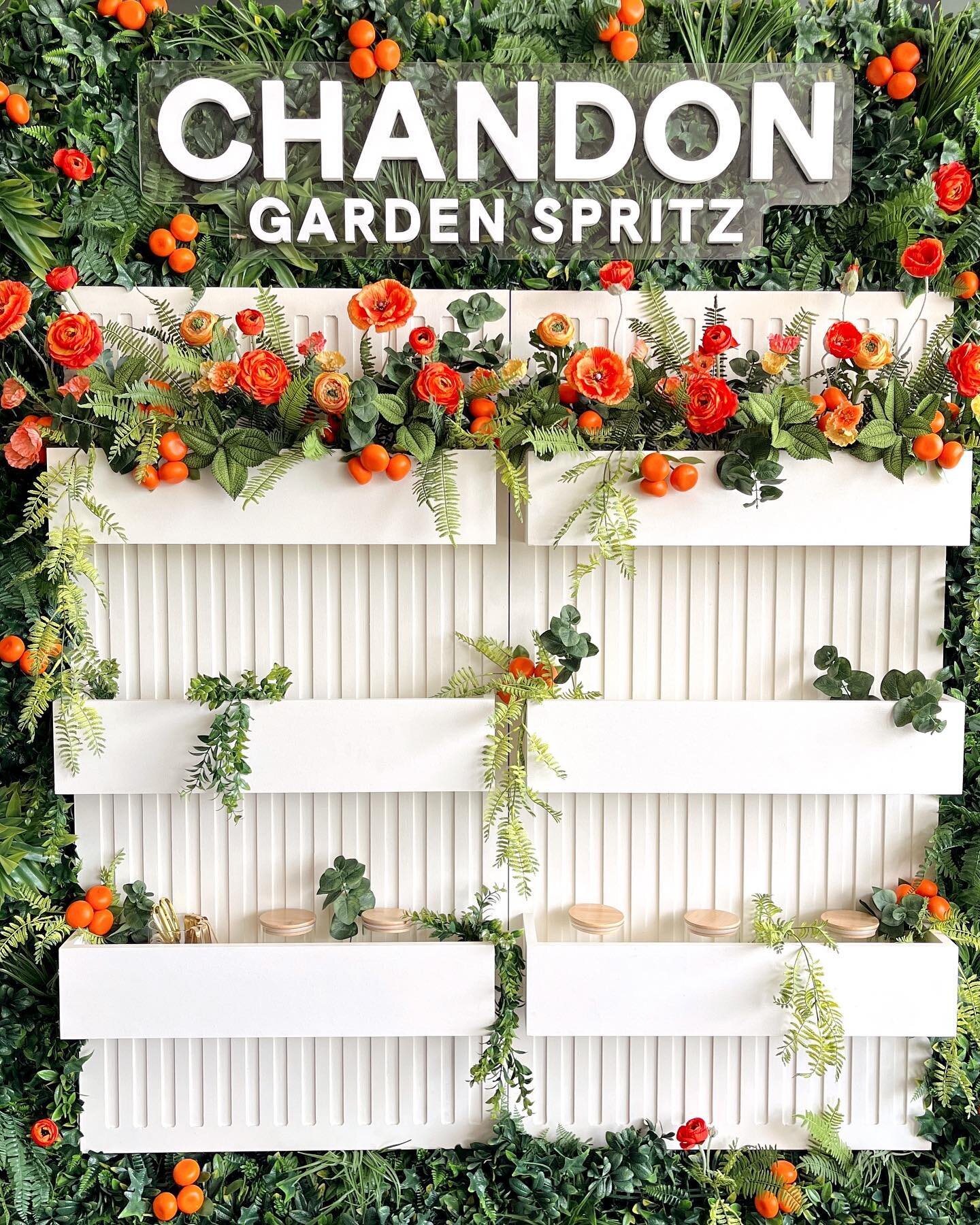 Had so much fun flowering this installation for @chandon at the @hyattlakewash dreamed up by @socialsocietyoc ! If you are looking for a stellar place to have a refreshing cocktail on the water, this is your spot!!