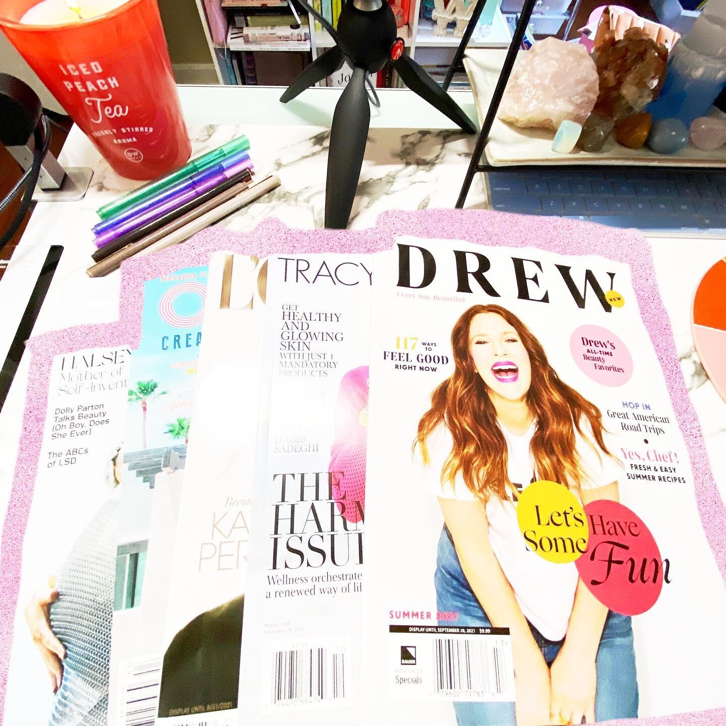 My favorite time of the day is anytime I get to sit and read a glossy. 📚📒 #drewmagazine #tracyanderson #readingcorner
