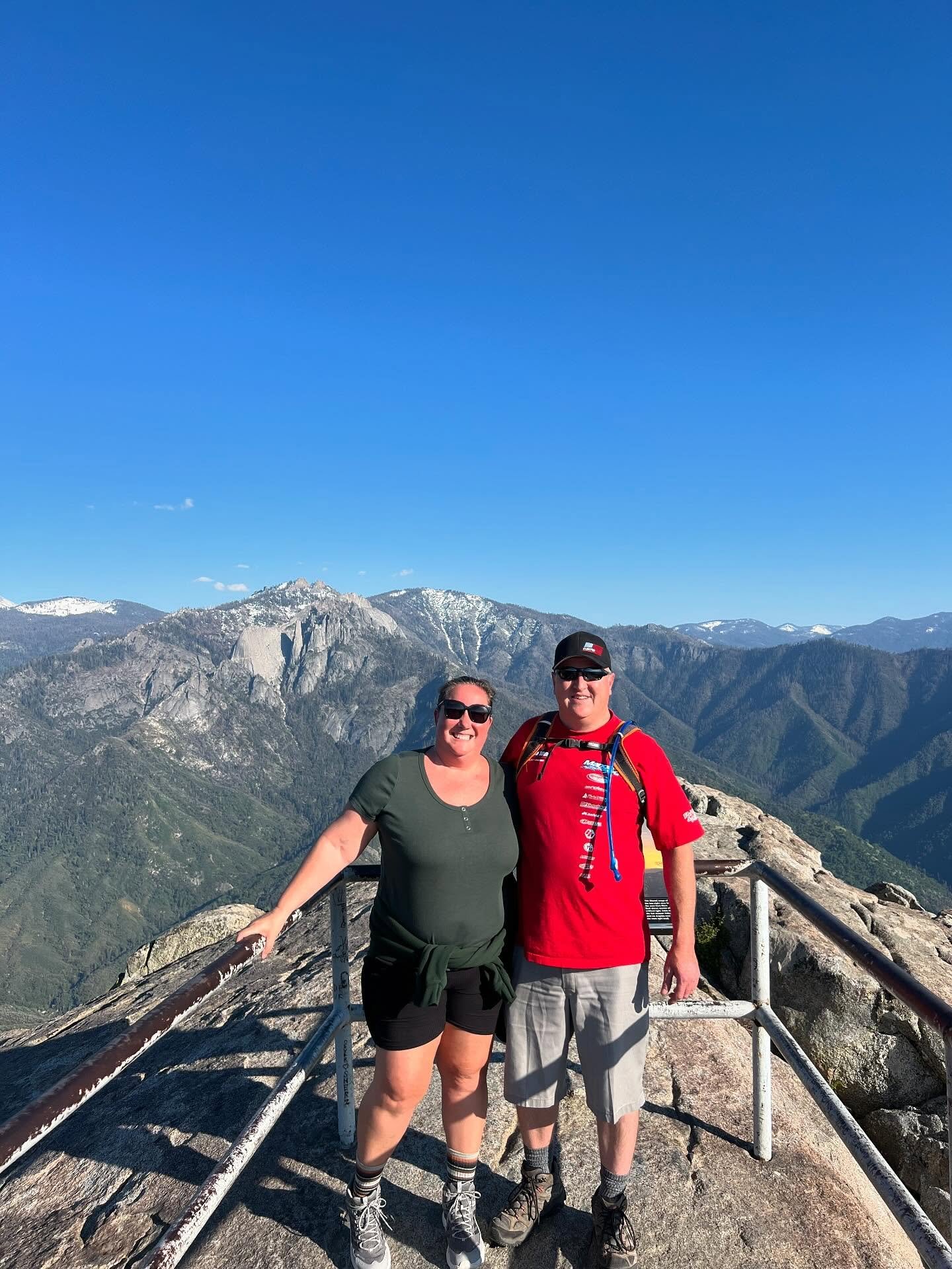 350+ steps at an elevation of 6700 feet to the top of Moro Rock in Sequoia. Worth it for the views. 

Don&rsquo;t mind the heavy breathing in some of the videos. 😂 

#mororock #sequoianationalpark #adventuresofjeffanie #hiking
