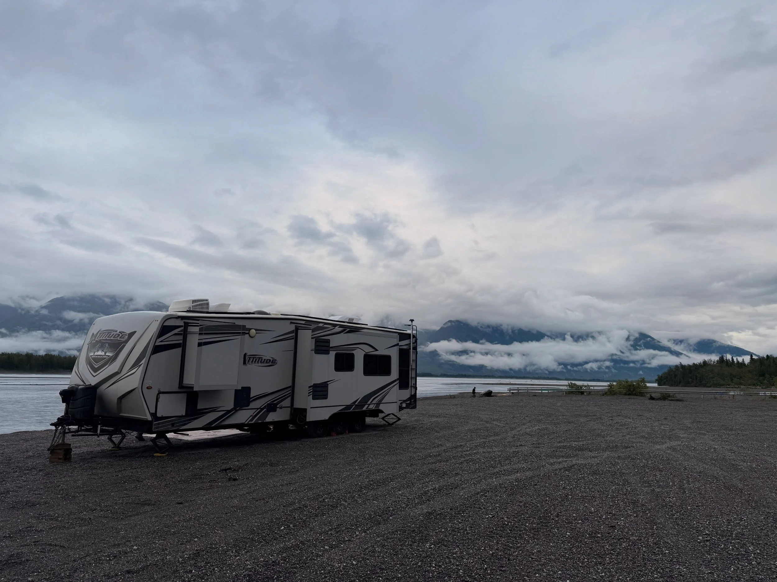 Beautiful boondocking spot we spent the week at off the Knik River. We learned something new for desert kids, the air that blows off a glacial river is freaking cold. The river was 42 degrees. 🥶 Nice breeze in the windows at night. #knikglacier #kni