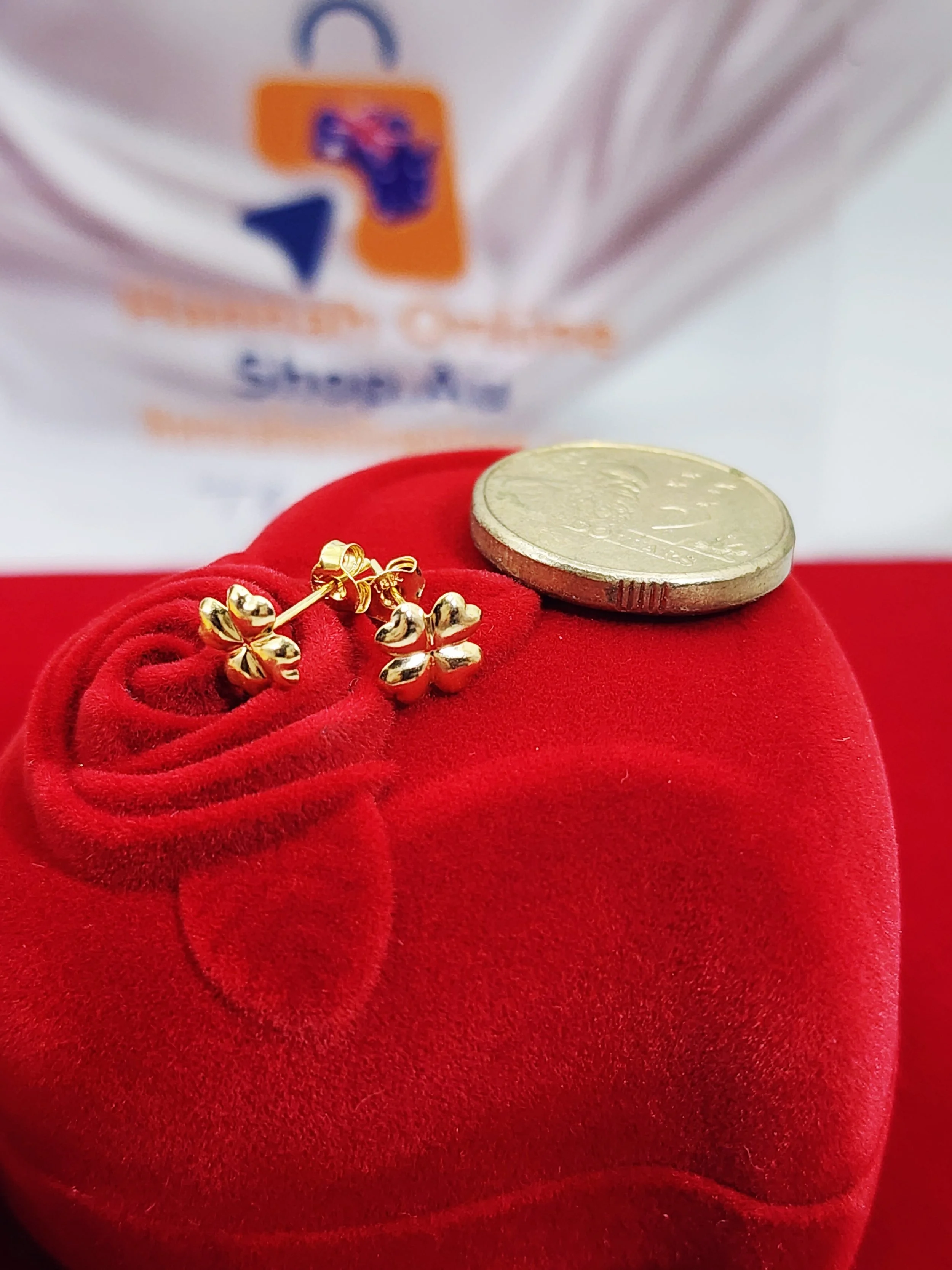 18 Karat Gold Flower