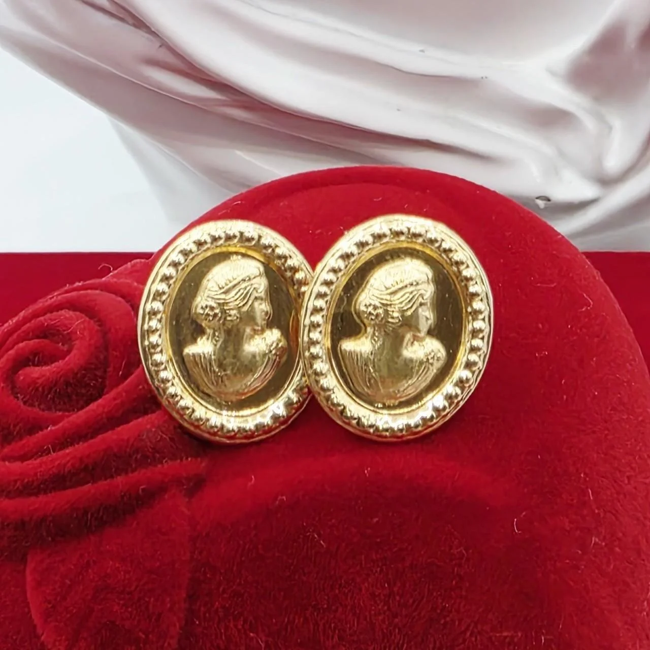 18 karat Elizabeth Earing