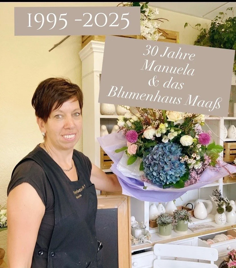 Am 21. August 1995 begann Manuela ihre Ausbildung im Blumenhaus Maa&szlig;. Sie war der erste Lehrling meiner Mutti und traf damals vor 30 Jahren die Entscheidung f&uuml;r Ihren Traumberuf. 
Es ist f&uuml;r sie der sch&ouml;nste Beruf der Welt, den s