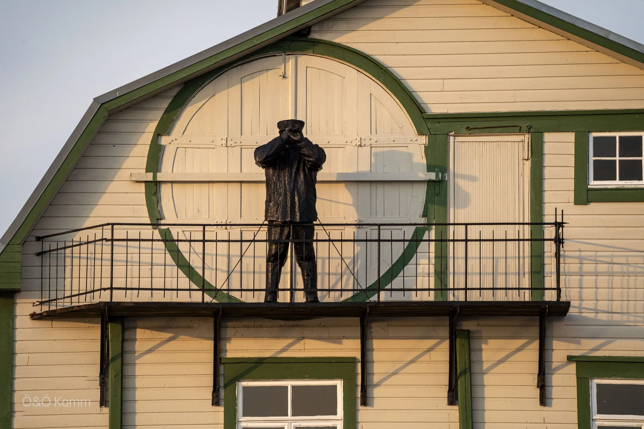 A statue of a pilot standing on the balcony of the old pilot station at Kobba Klintar