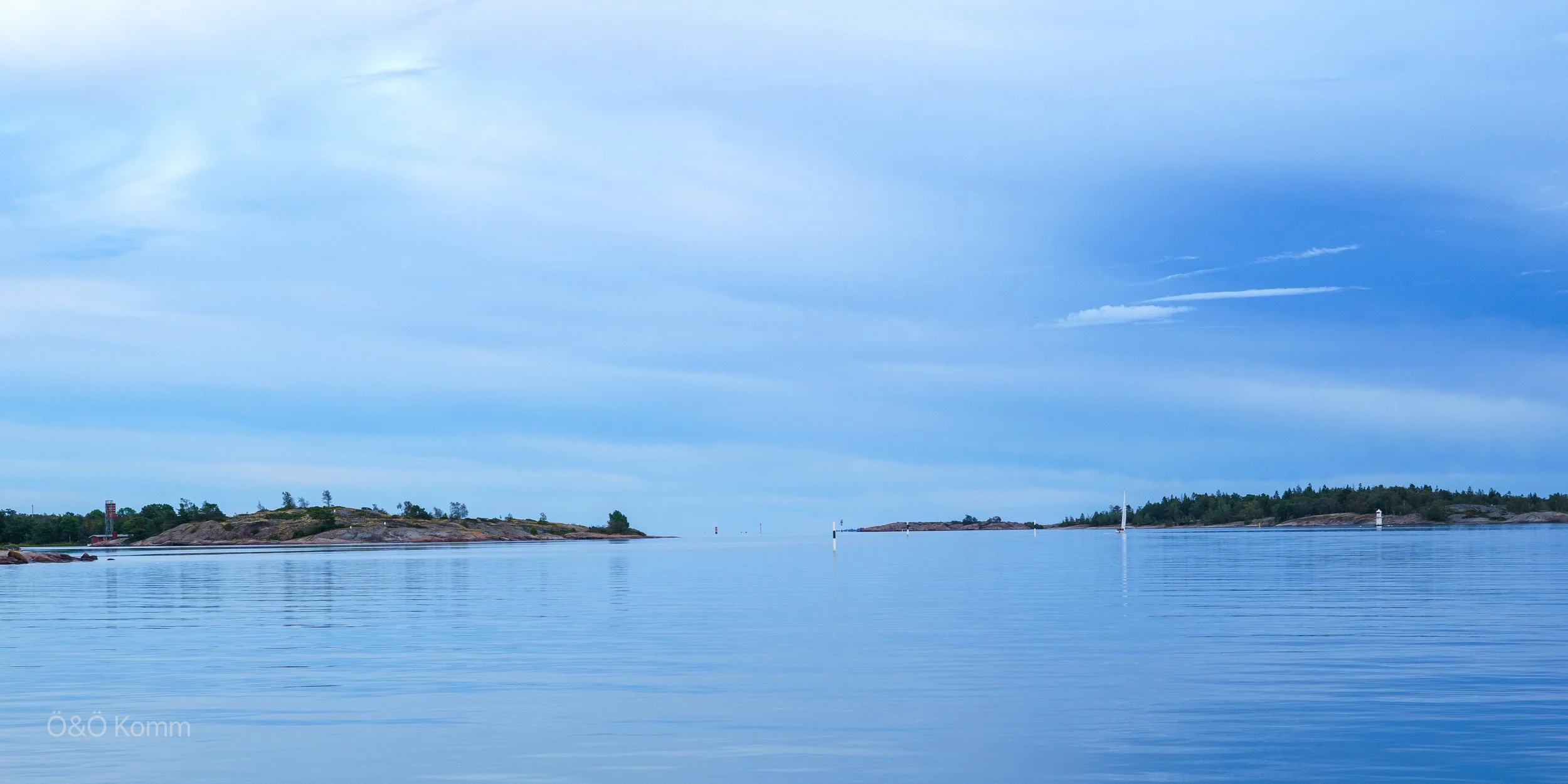 Calm waters and no wind on the way to Rödhamn.