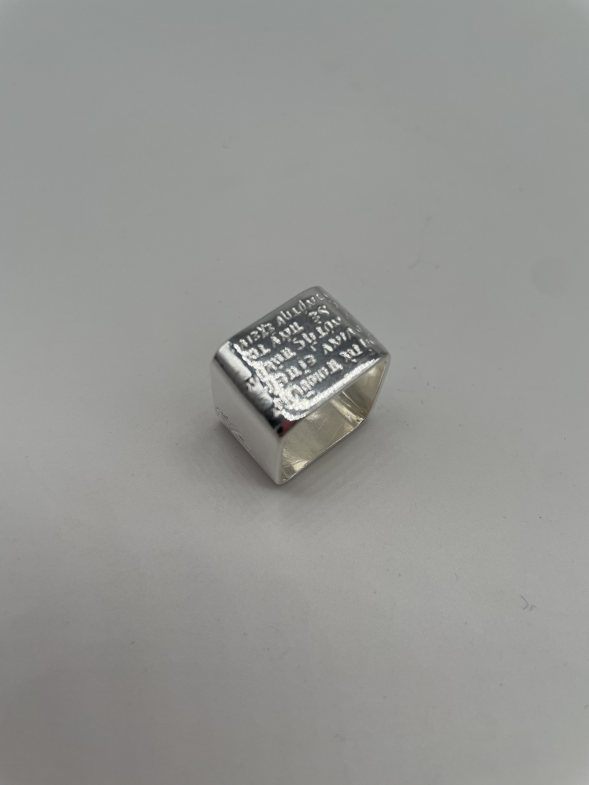 Argento 925 "Cerchiamo di conoscere allora le cose che fanno la felicità, perché quando essa c'è tutto abbiamo, altrimenti tutto facciamo per possederla" Epicuro - €100.00