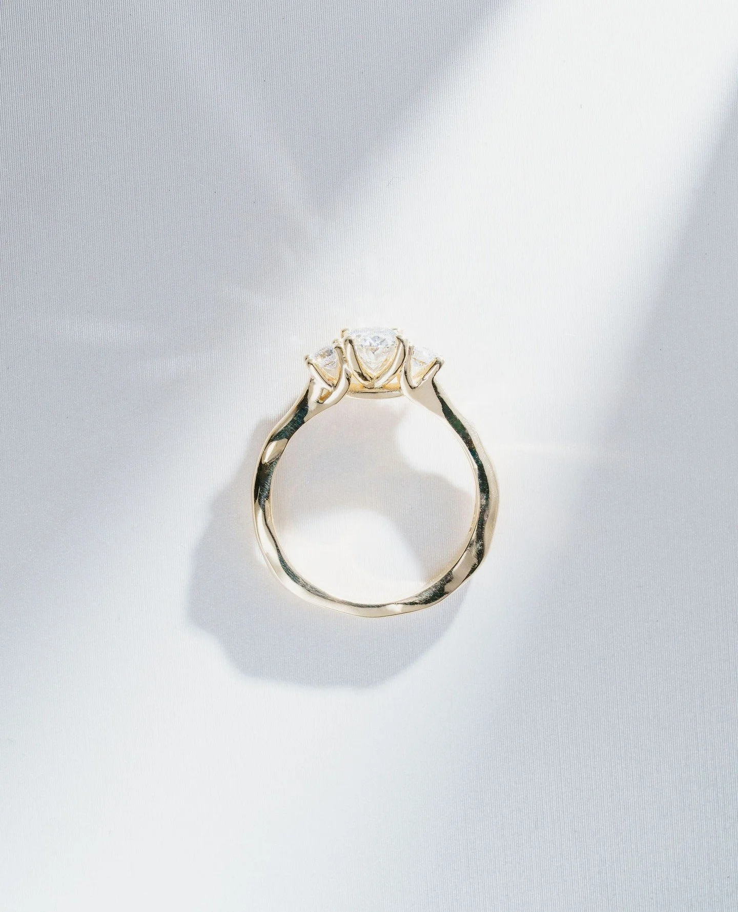 Like waves meeting the shore, this engagement ring flows with movement and sparkle 🌊
The organic band curves softly, echoing the tide, while diamonds catch the light like sunlight on water. A design that feels natural, elegant and timeless. 
#