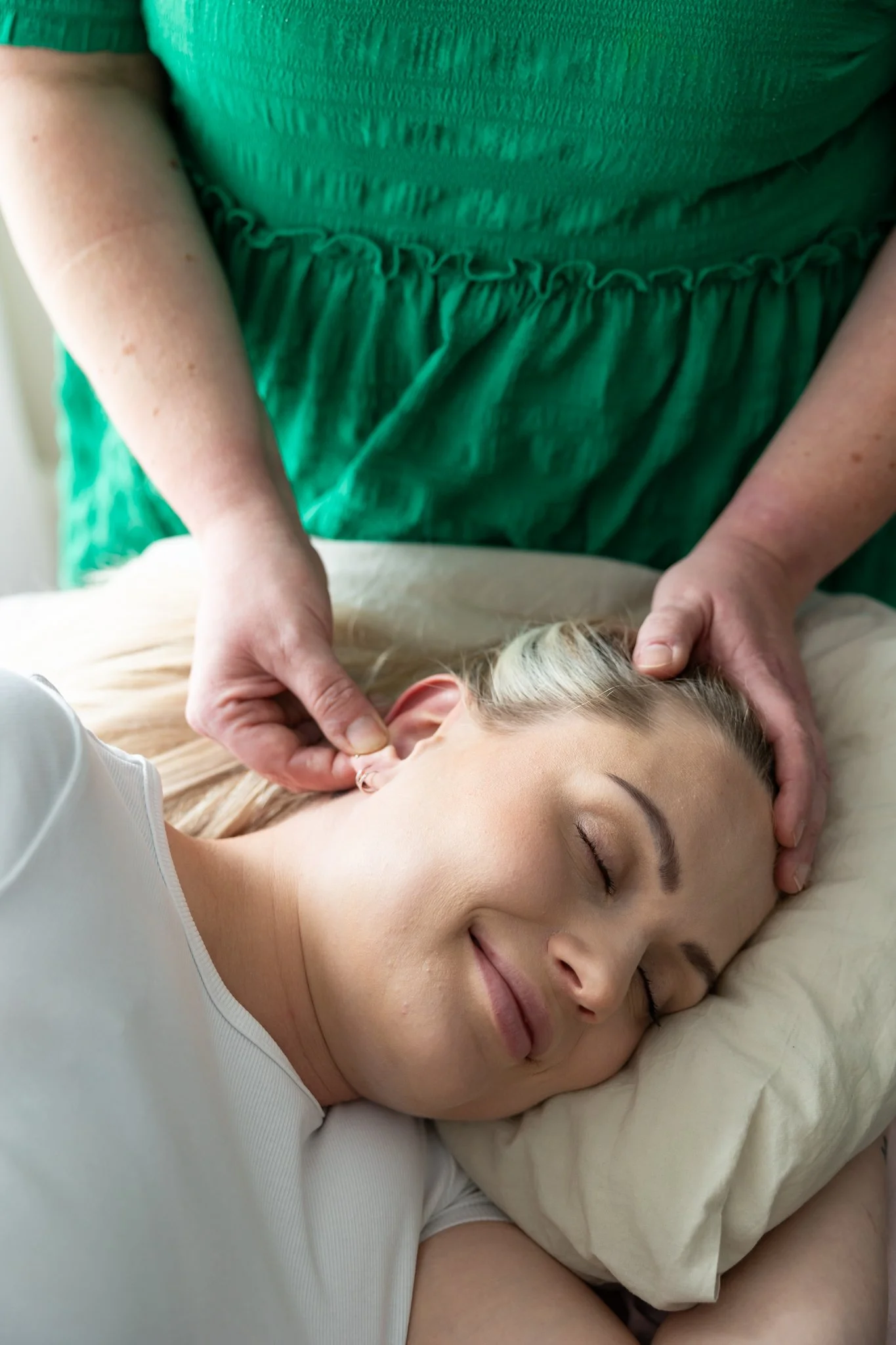 Intialainen päähieronta on rentouttava ja tykätty hoitomuoto.