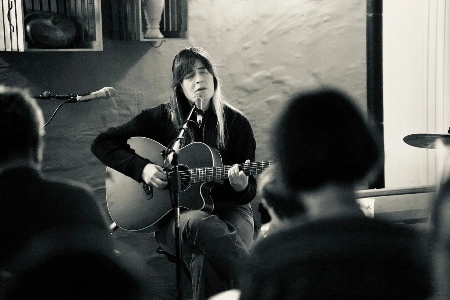 last saturday at @dasheinrich alongside @tillsimon and @maximilian_suhr 🖤 h&ouml;chst cozy

also the first person to snap a photo of me singing with my eyes open wins a prize