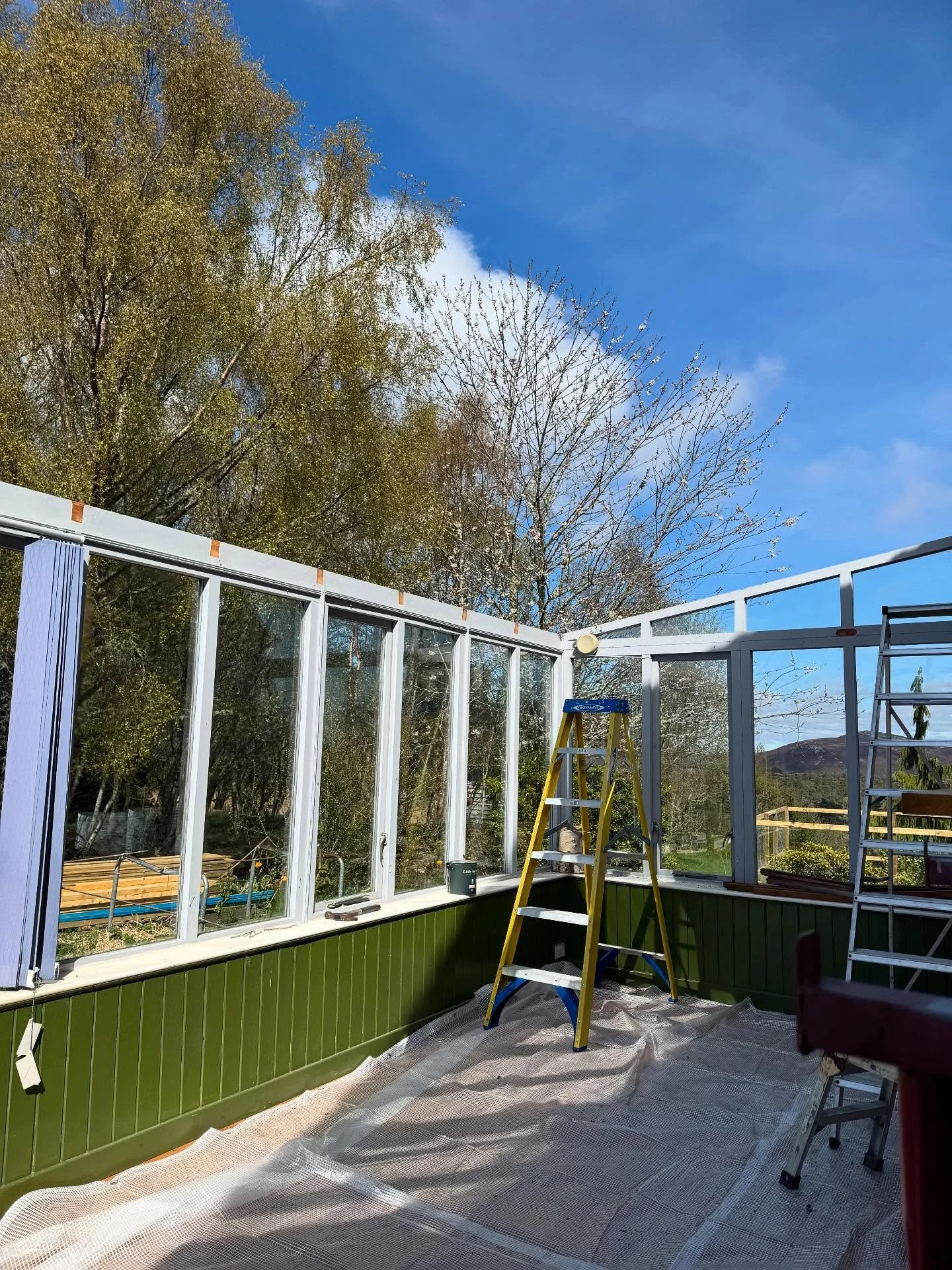 A beautiful day to take the old polycarb  roof off the sunroom! ☀️☀️☀️

#homeimprovements 
#sustainablebuilding 
#fiddlersgreenhighlands