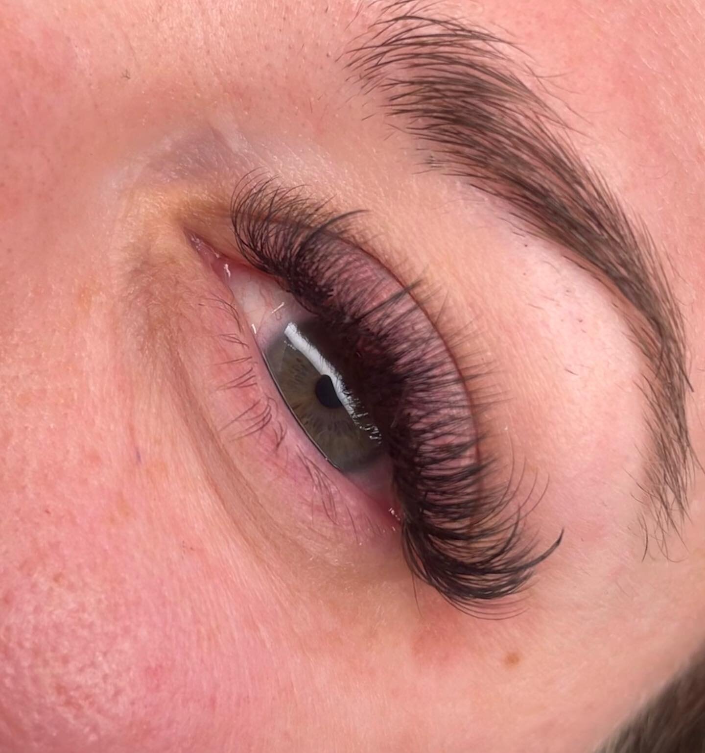 Just a HINT of spikes this fresh full set of hybrids - Swipe to see how we started!

Spikes by @parislashacademy 
Lashes by ME @mainecosmeticcompany 

#mainelashes #mainelashgirl #portlandmainelashes #lashextensionsmaine #lashartistmaine #mainelashar