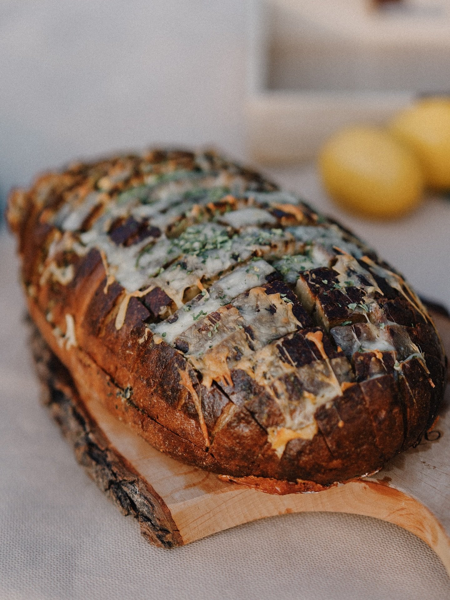 Ready f&uuml;r den Sommer? Wir haben 3 leckere Ideen f&uuml;r deine n&auml;chste Grillparty

🧀 Herzhaftes Zupfbrot 
Zutaten: &ndash; 1 Zwiebel-, Kartoffel- oder Mischbrot &ndash; 200 g Gouda oder Edamer &ndash; 100 g Cheddar &ndash; 60 ml Oliven&oum