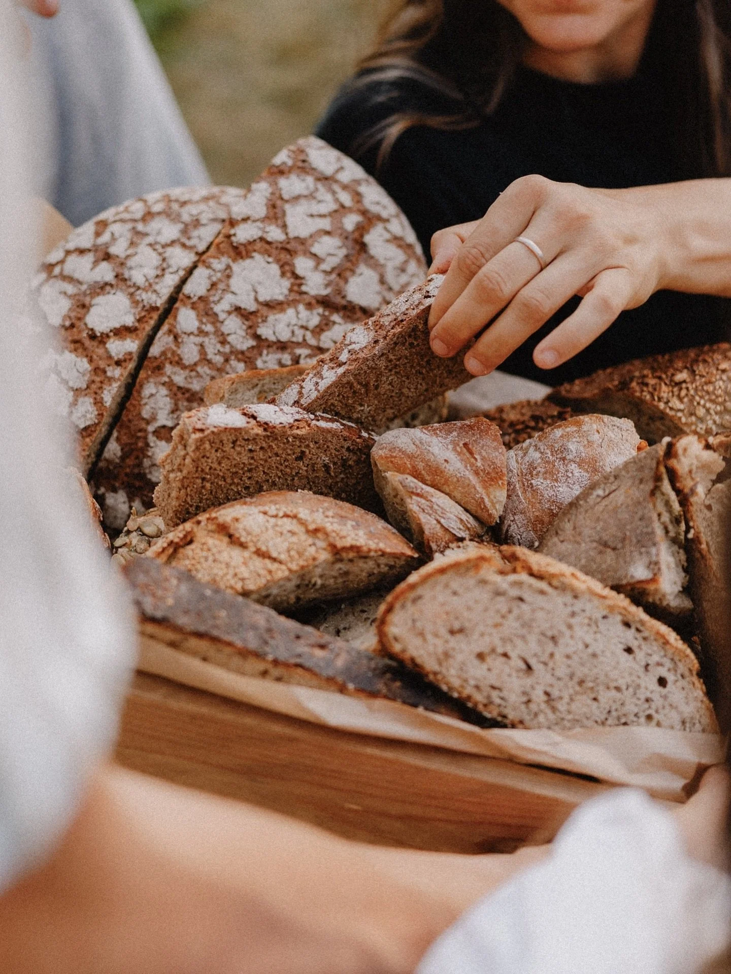 Der Sommer zeigt sich von seiner besten Seite! ☀️ Wie w&auml;r&rsquo;s mit einem Barbecue dieses Wochenende?@heyersfleischkultur hat feinstes Fleisch 🥩 f&uuml;r dich. Passend zu unseren rustikalen Broten. 🥖