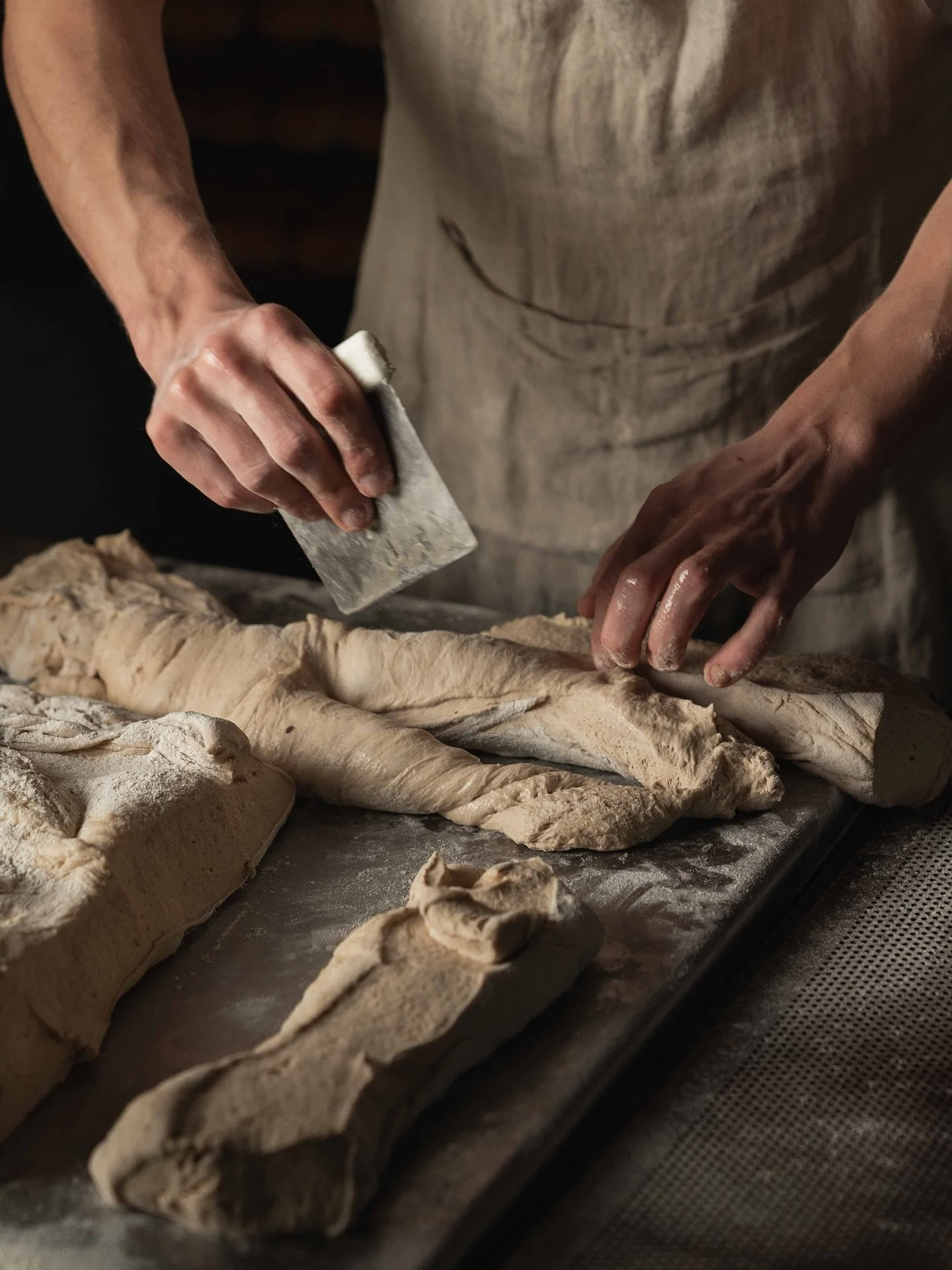 Handgemacht? Lieben wir. 🫶🏼 

👉🏼 Probiere unsere leckeren Brote, Br&ouml;tchen, Kuchen und Backwaren.