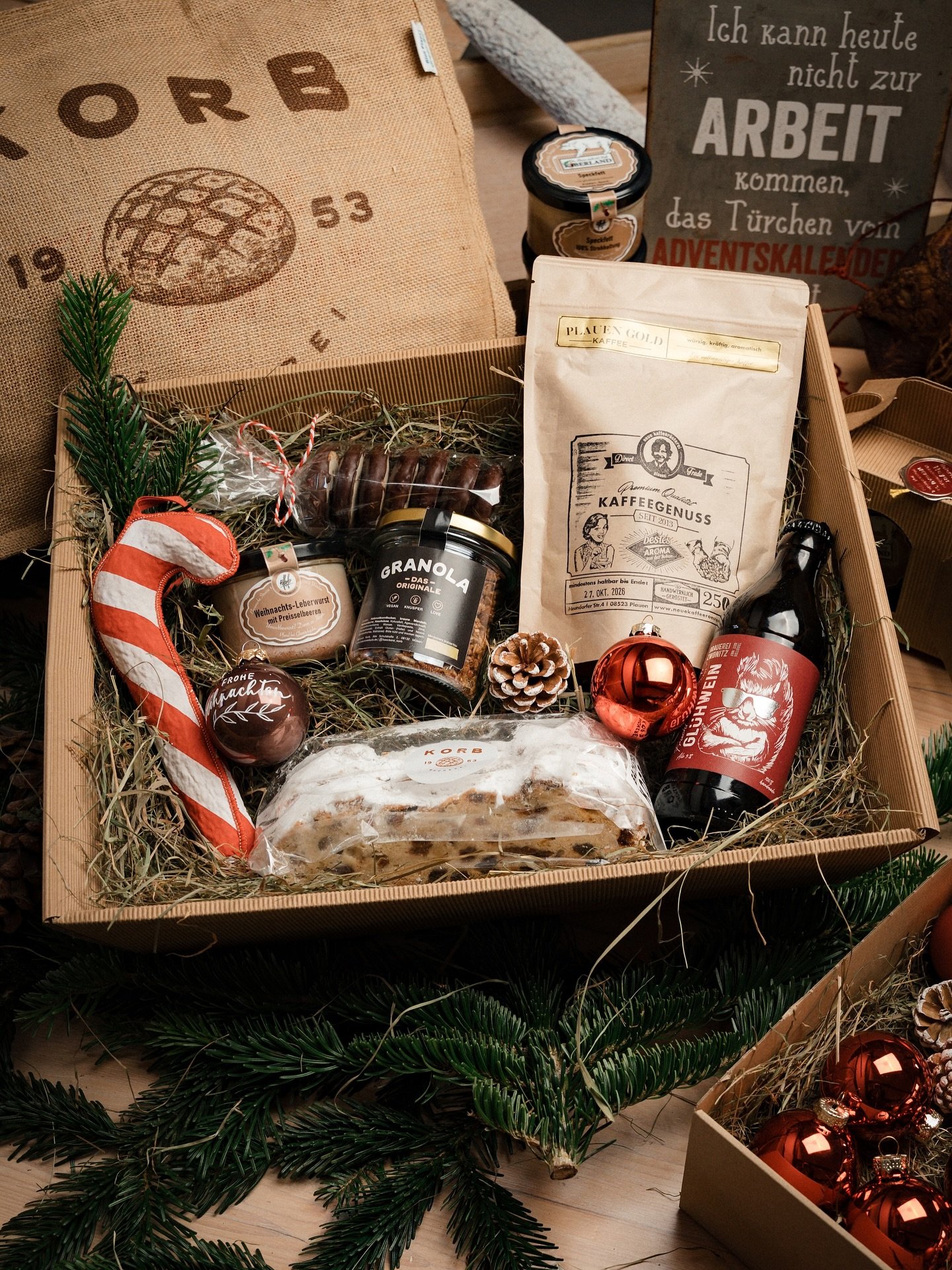 Wir haben das ultimative Weihnachtspr&auml;sent f&uuml;r dich! 🎄 🎁 

Das ist drin:
Von der @baeckerei_korb 
❤️ 1 Glas hausgemachtes Granola
❤️ 1 St&uuml;ck Riesenweihnachtsstollen
❤️ 1 P&auml;ckchen Mini-Elisen-Lebkuchen

Von @heyersfleischkultur 

