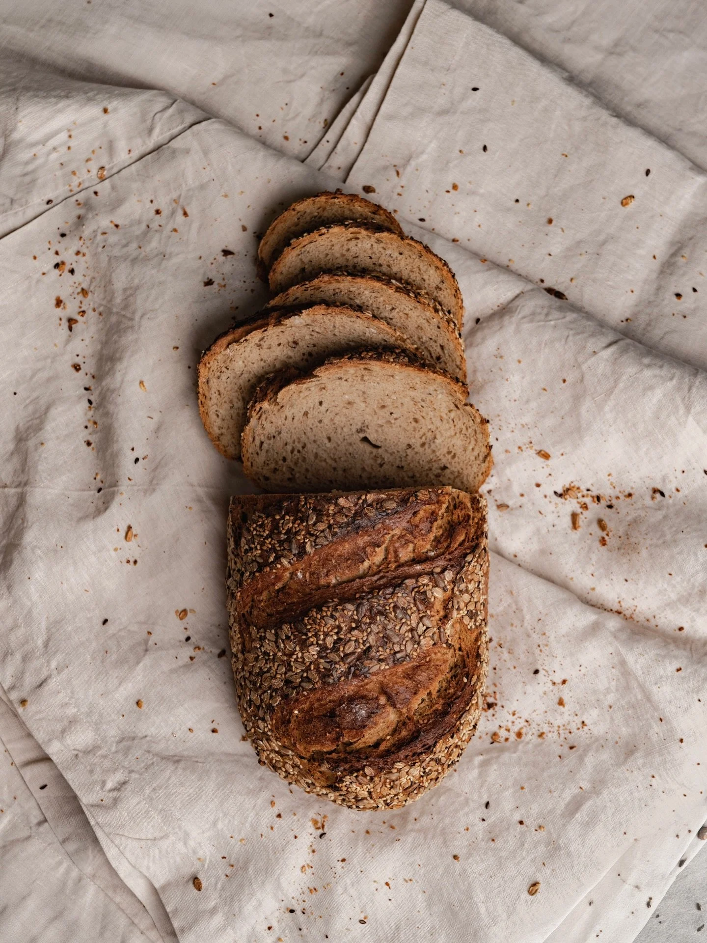 Der Duft von frisch gebackenem Brot liegt in der Luft&hellip; 🥖 Echtes Handwerk. Beste Zutaten. Zeit zum Reifen. Nat&uuml;rlich, bek&ouml;mmlich und voller Geschmack &ndash; genau so, wie gutes Brot sein sollte. ❤️

👉🏼 Besuche uns jetzt in einer u