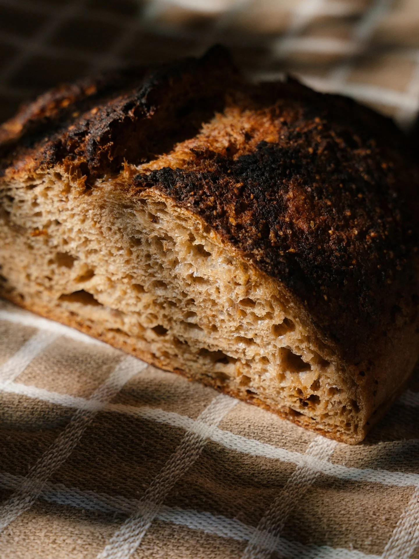 Dieses Brot scheppert anders krass! Wir sind ehrlich: Wir sind ein bisschen verliebt in unser Zwiebel-Balsamico-Brot. Die S&uuml;&szlig;e der Zwiebeln, die Tiefe des Balsamicos, die Kruste, der Duft frisch aus dem Ofen&hellip; &ndash; das ist kein no