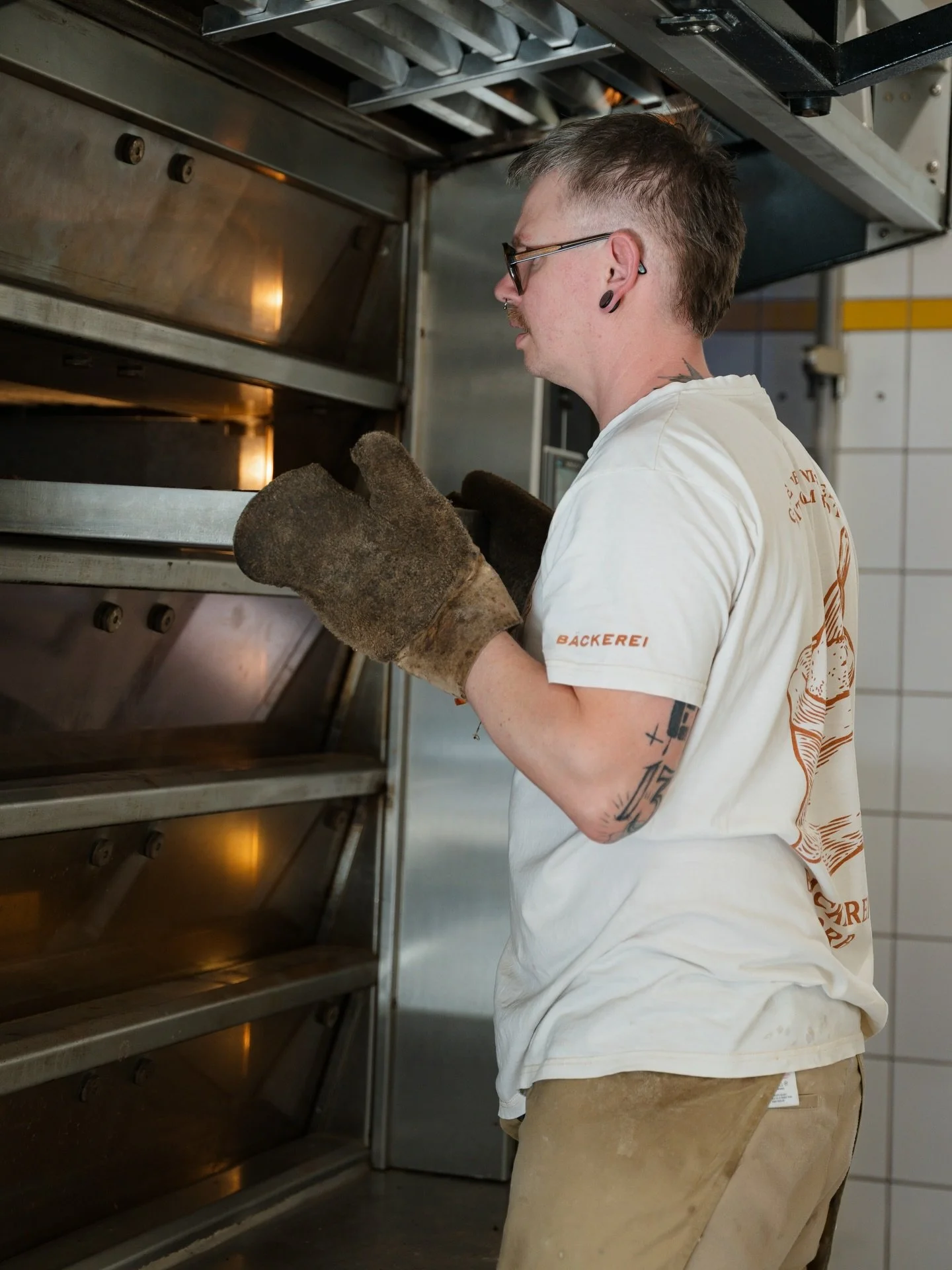 Ein kleiner Blick BACKstage, hinter die Kulissen unserer B&auml;ckerei. 🥖 Hier werden jeden Tag frische Backwaren durch echtes Handwerk f&uuml;r dich zubereitet. 
👉🏼 &Uuml;berzeuge dich gern selbst von unseren Broten und Br&ouml;tchen und schau ge