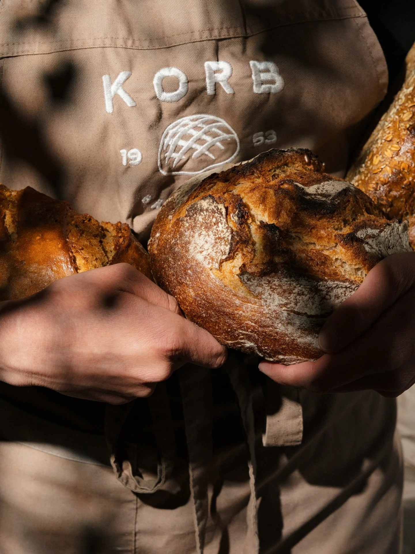Jedes Brot, das ihr hier seht, kommt aus unserer Backstube in M&uuml;lsen &ndash; und wurde von Menschenhand gemacht. Keine Shortcuts, kein Ged&ouml;ns. Nur echtes Handwerk, gute Zutaten und Teige, die Zeit bekommen haben. 🥖
Genau so, wie&rsquo;s se