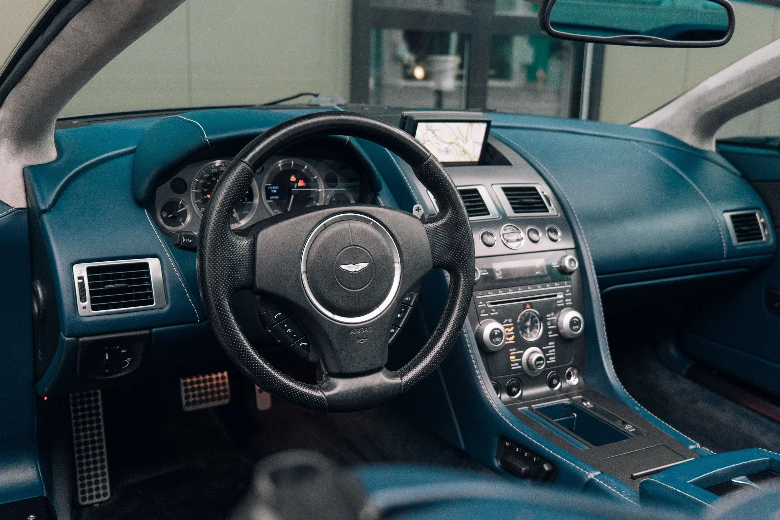 Aston Martin V8 Vantage Roadster, Armaturenbrett und blaues Lederinterieur