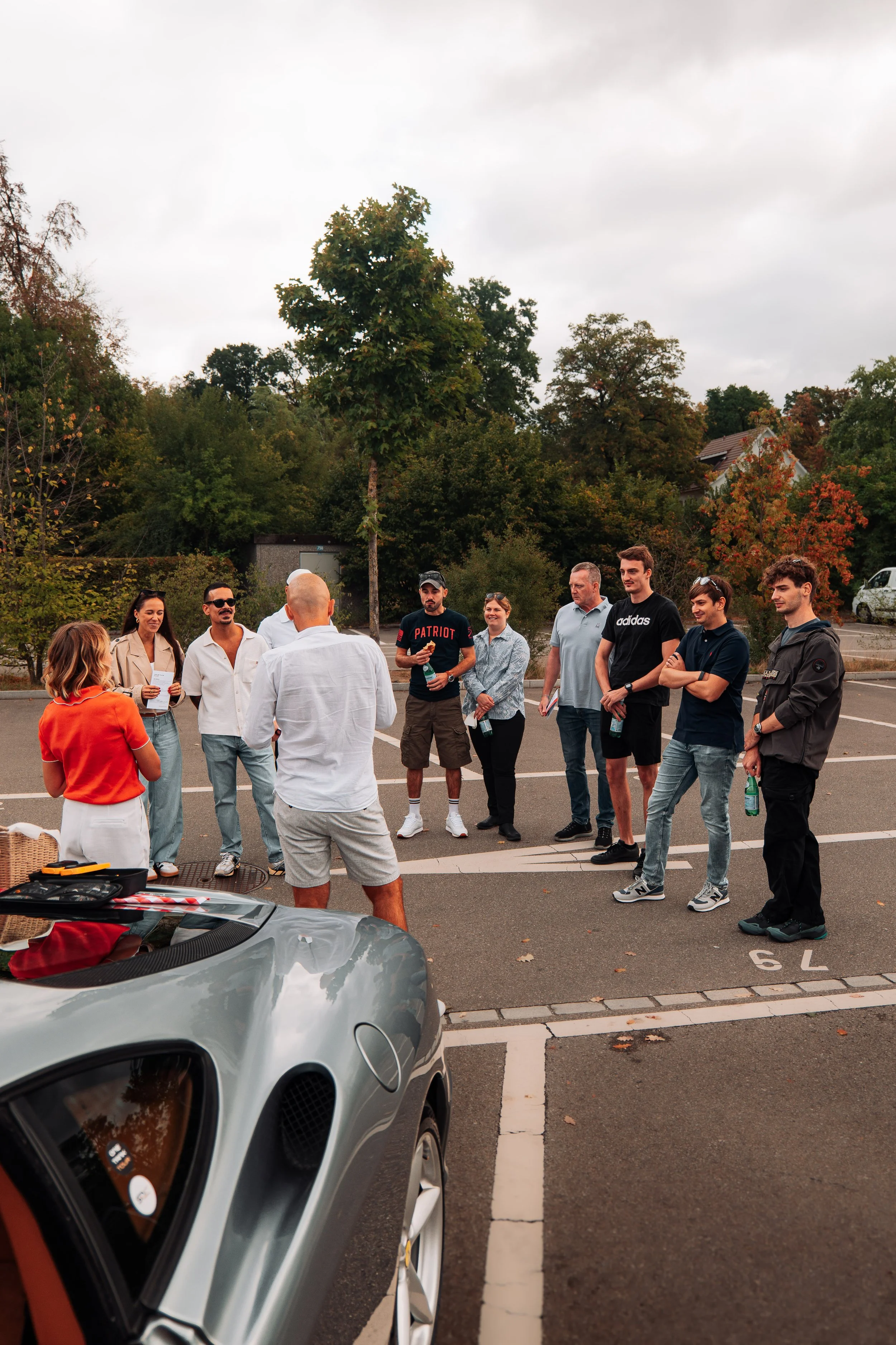 Gruppenbriefing auf dem Parkplatz vor der Abfahrt, One Tank Tour Schwarzwald 2026