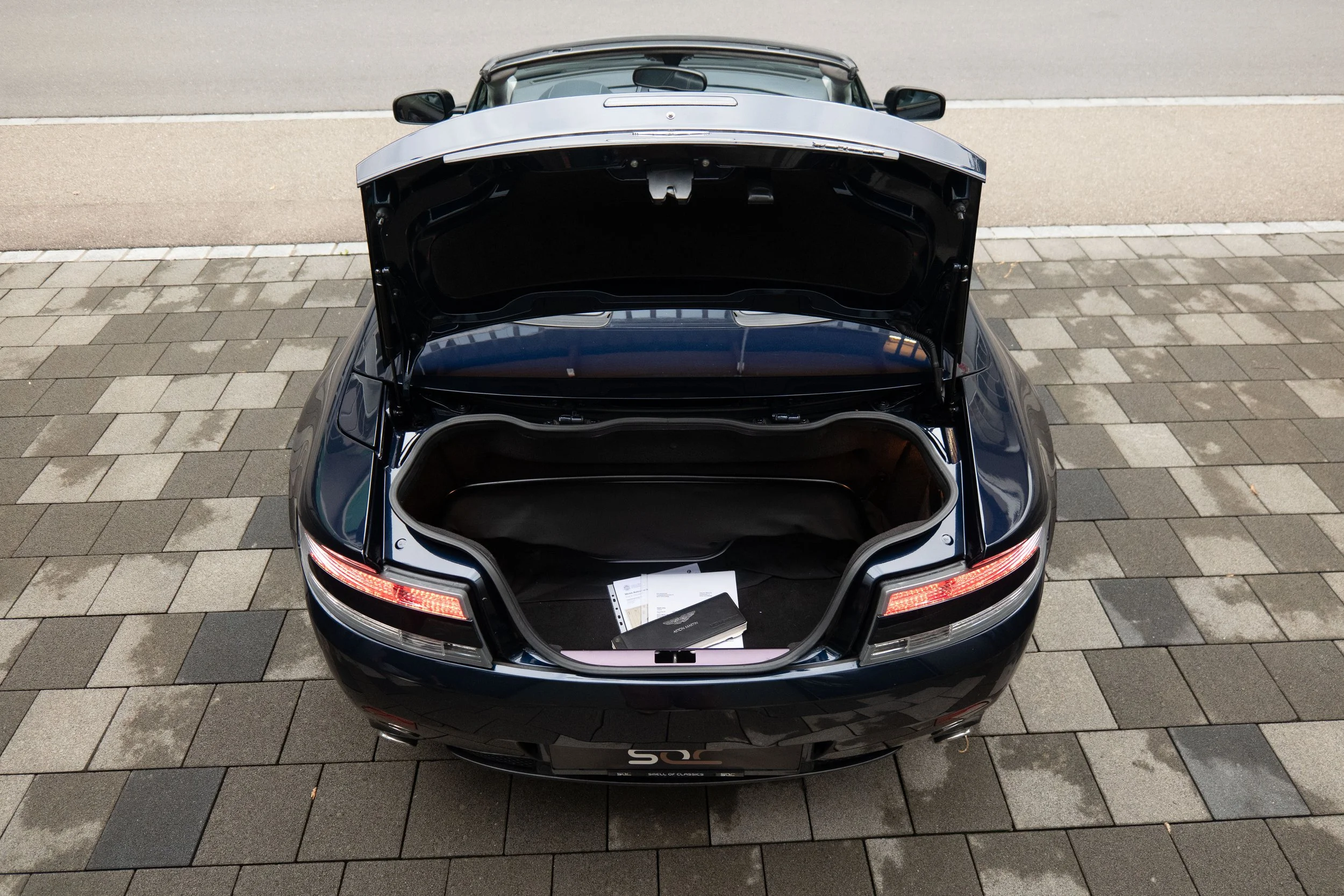Aston Martin V8 Vantage Roadster, offener Kofferraum