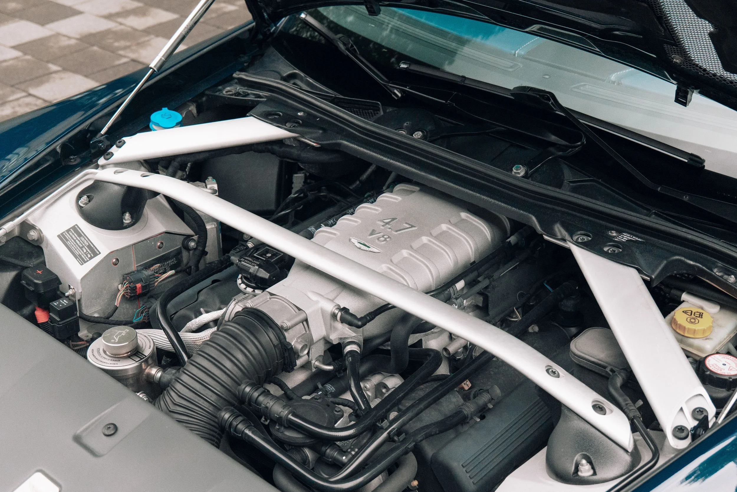 Aston Martin V8 Vantage, Motorraum mit 4,7-Liter-V8