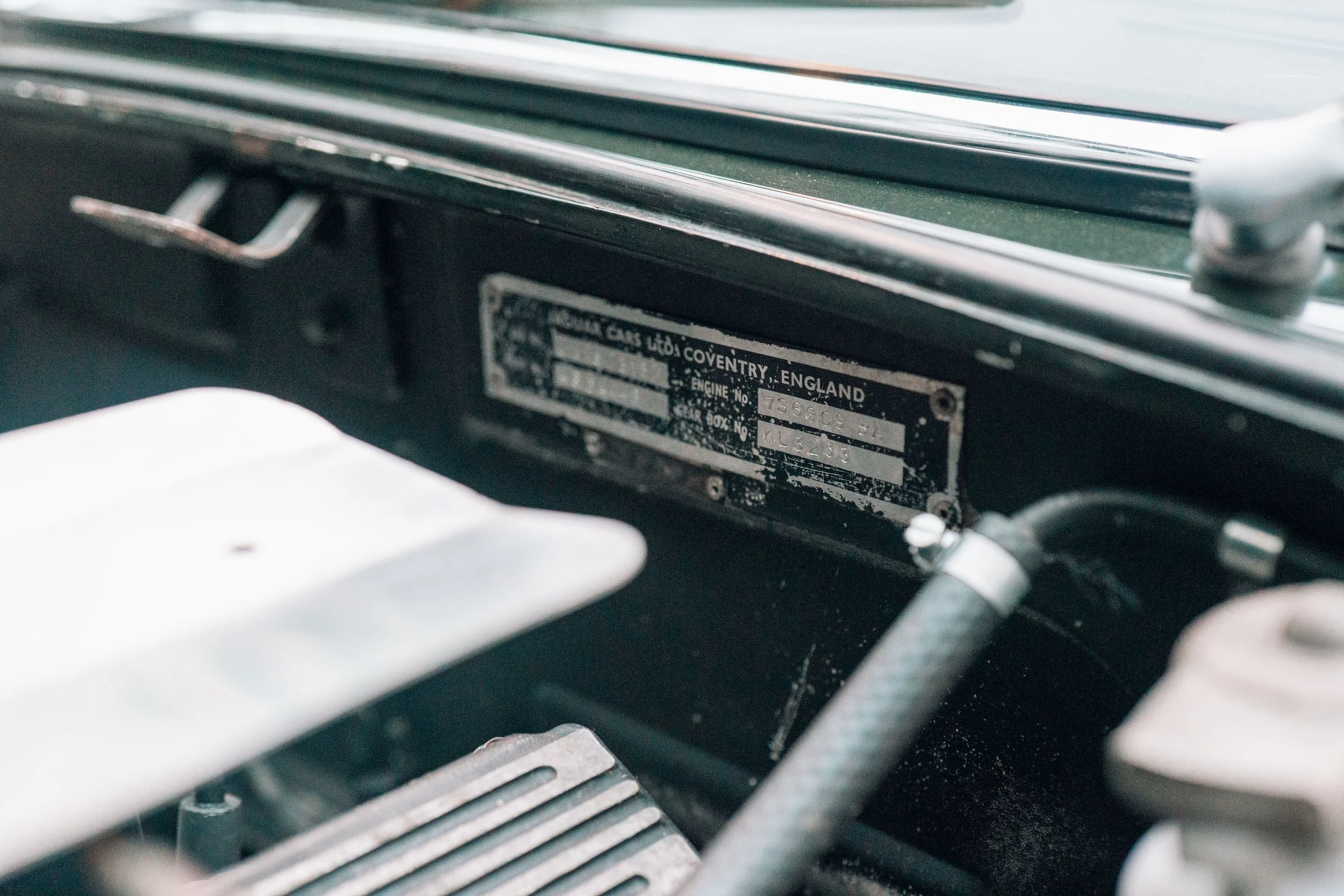 Jaguar E-Type V12, Fahrgestellschild im Motorraum