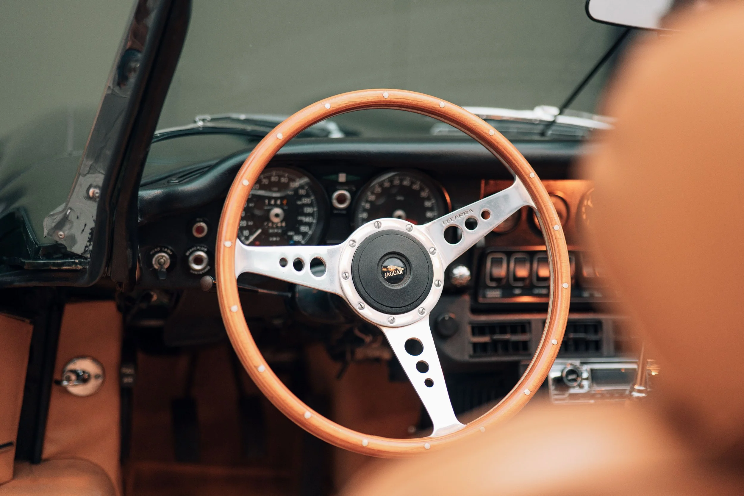 Jaguar E-Type V12 Roadster, Armaturenbrett und Holzlenkrad