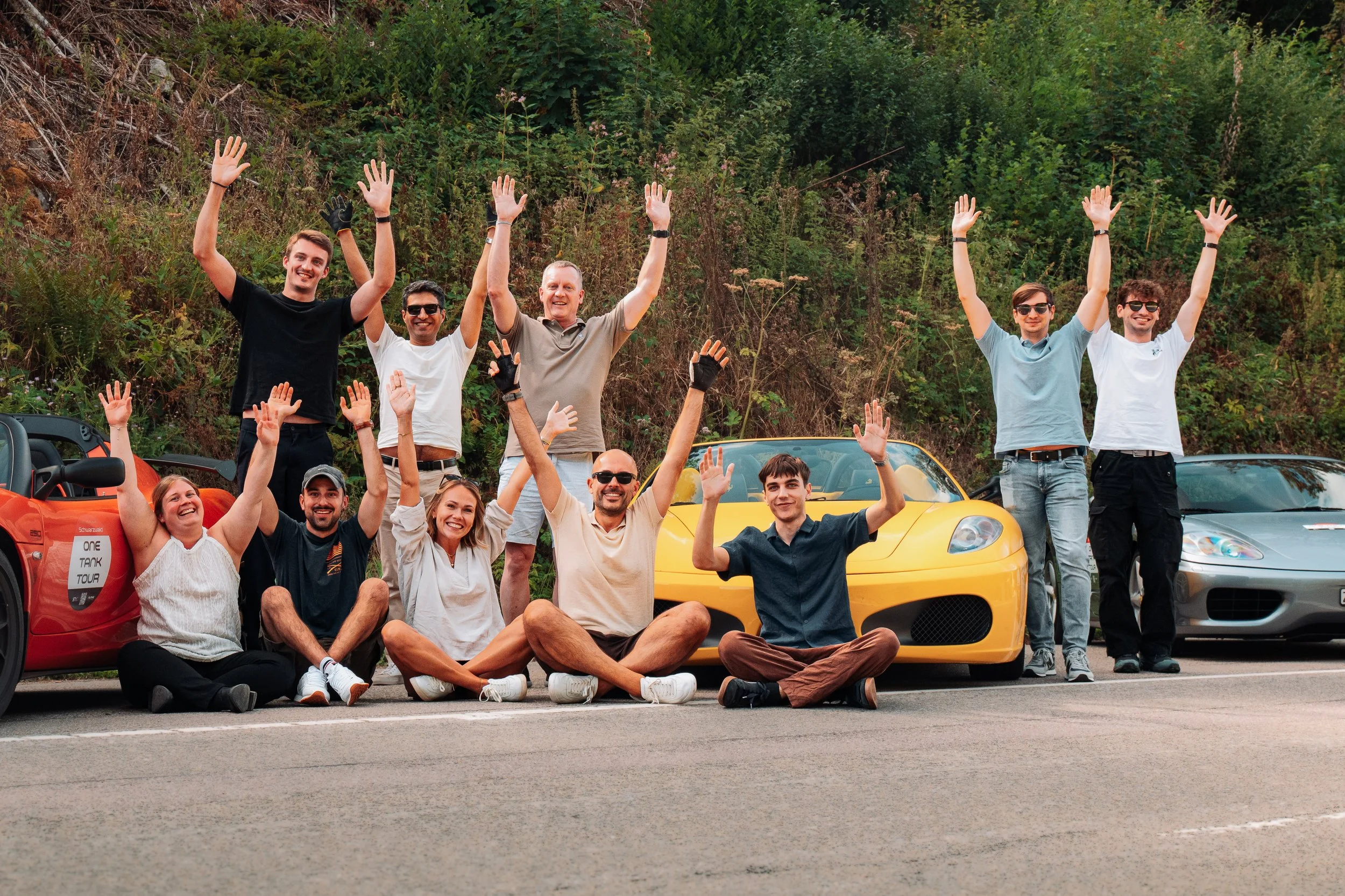 Gruppenfoto der Teilnehmer vor ihren Autos, One Tank Tour Schwarzwald 2026