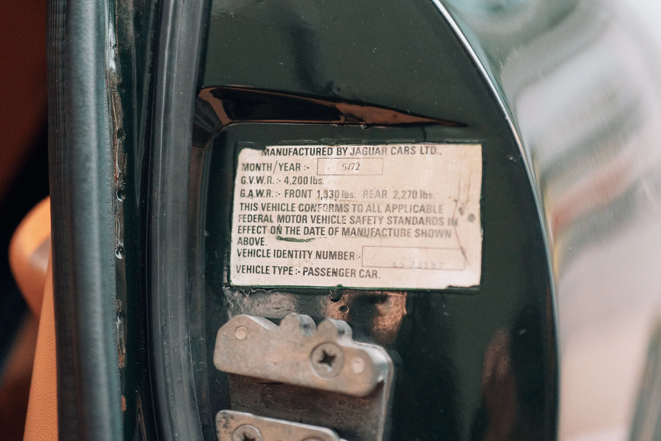 Jaguar E-Type V12, US-Sicherheitsetikett im Türrahmen